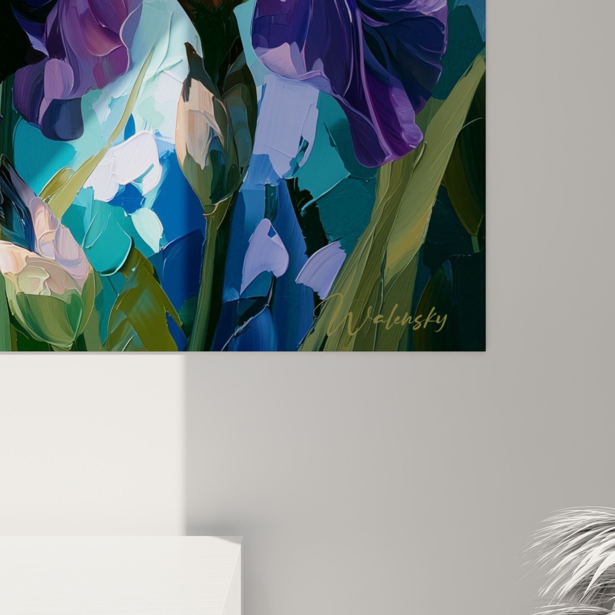 Empâtements de peinture violette et turquoise, coulures de couteau visibles sur pétales d'iris détaillés