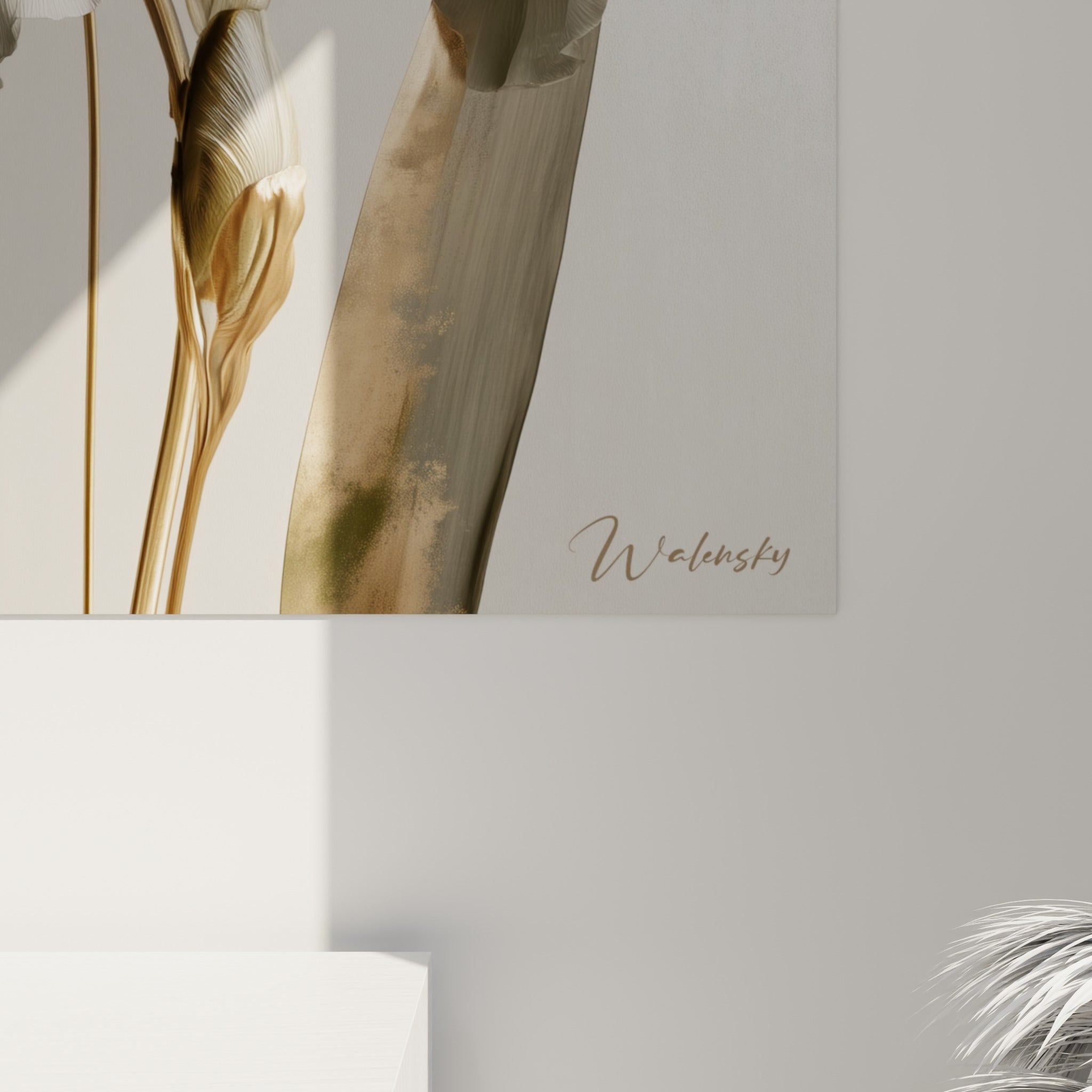 Pétale d'iris doré en gros plan, texture veinée et reflets métalliques sur fond gris nuancé