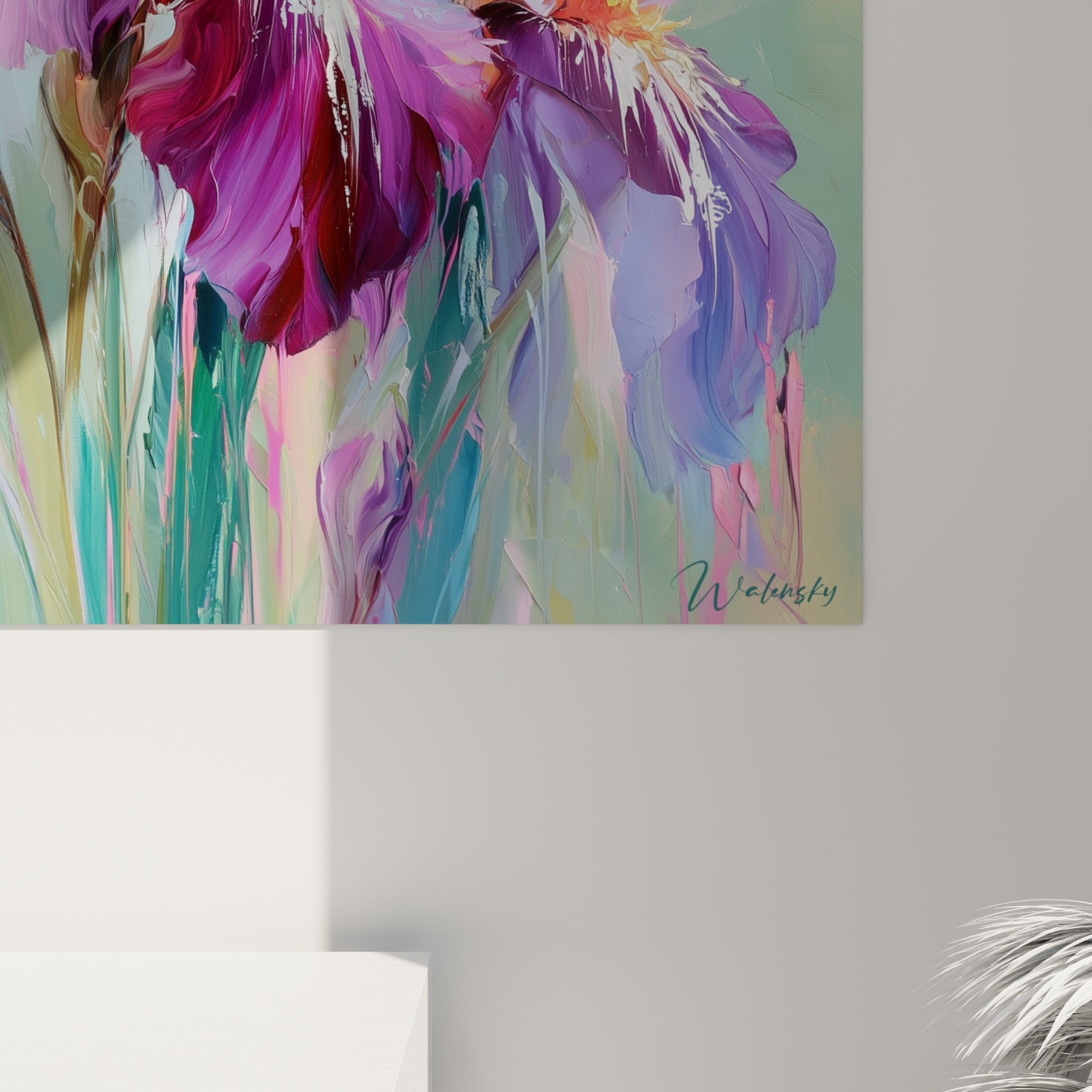 Empâtements de peinture révélant les nuances lavande, pourpre et doré des pétales d'iris en gros plan