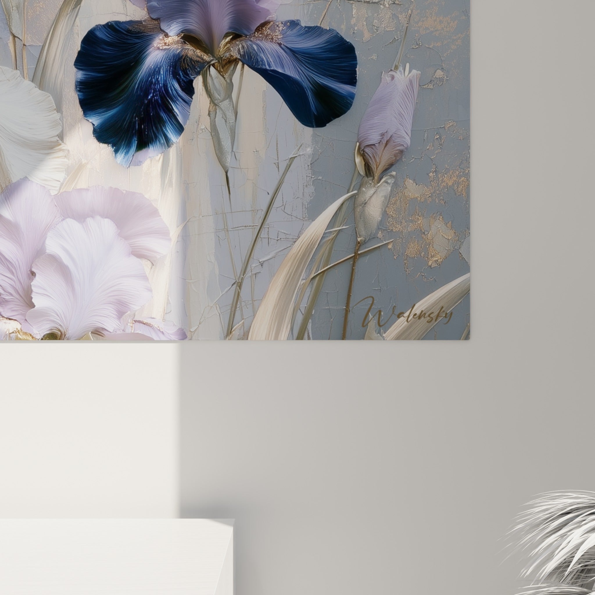 Détail des pétales d'iris où se mêlent empâtements dorés, blanc nacré et mauve profond