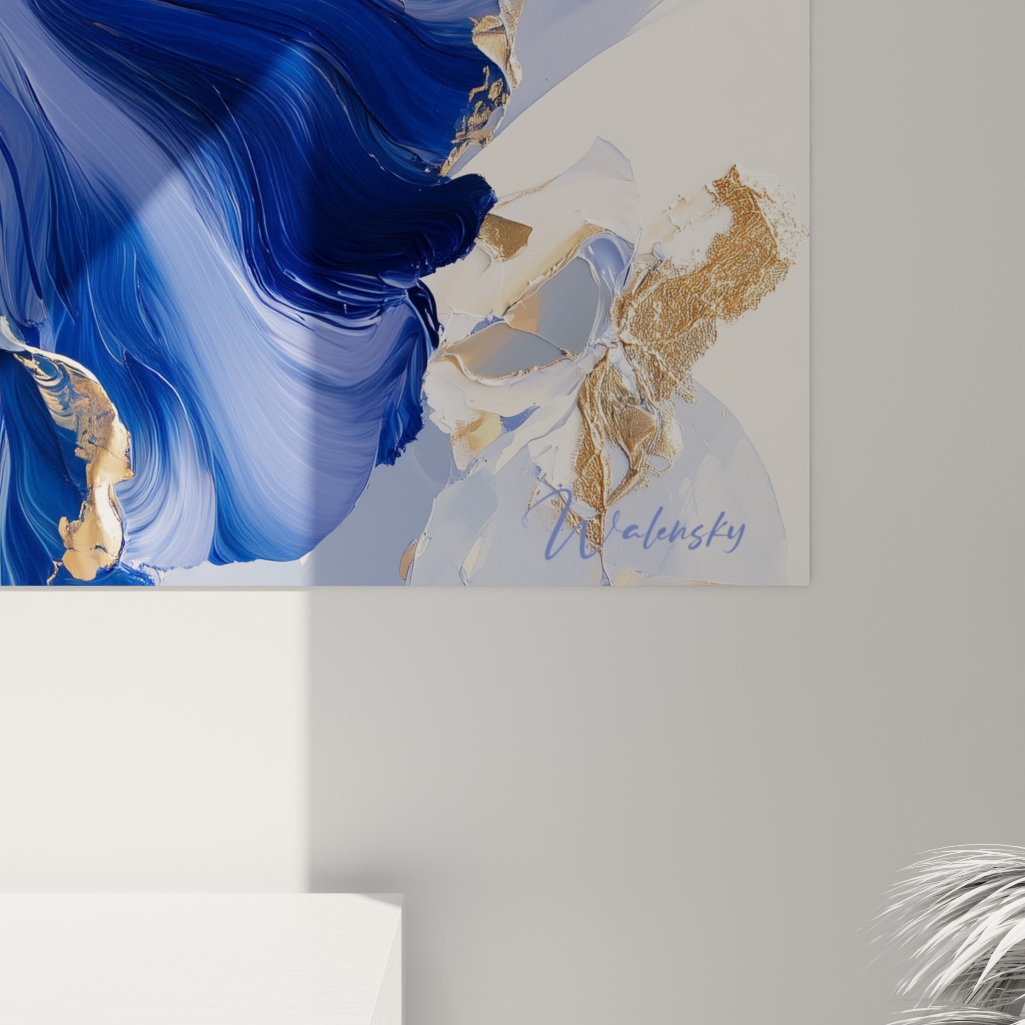 Empâtements bleu marine et coulures dorées visibles de près, matière peinte texturée et vibrante