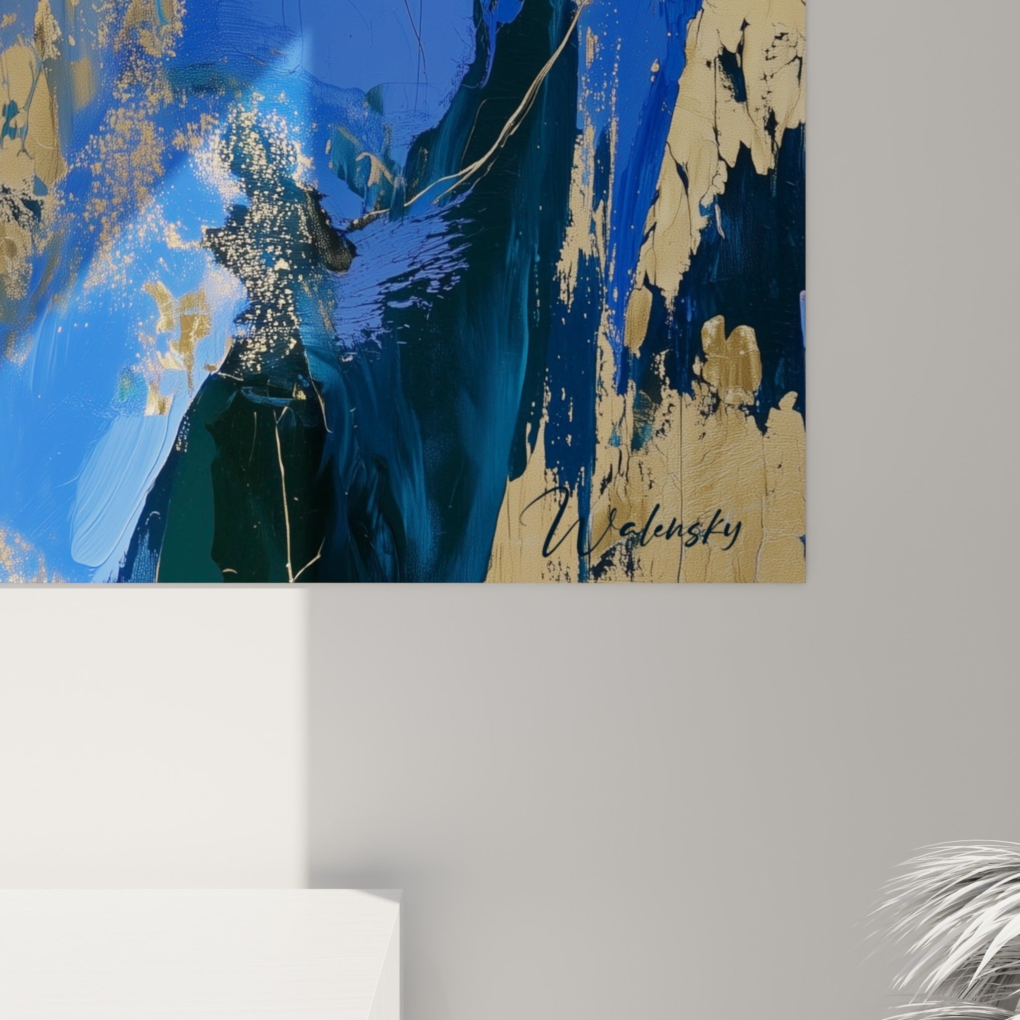 Empâtements bleu nuit et coulures dorées visibles de près sur la toile de l'iris