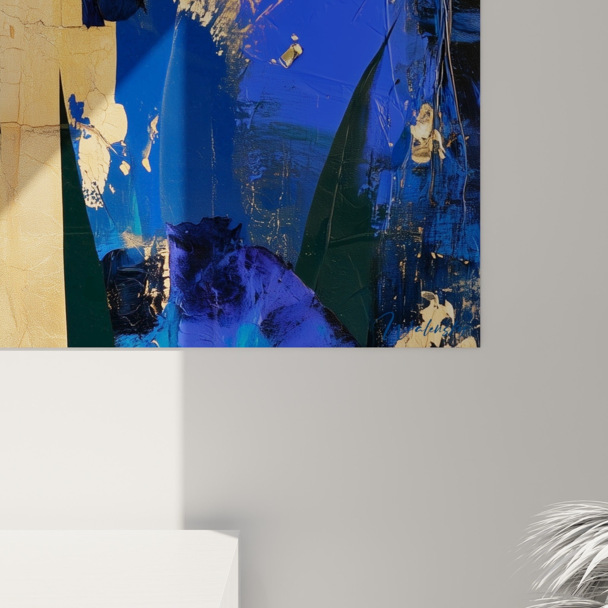 Empâtements bleu marine et coulures dorées craquelées visibles de près sur cette toile d'iris