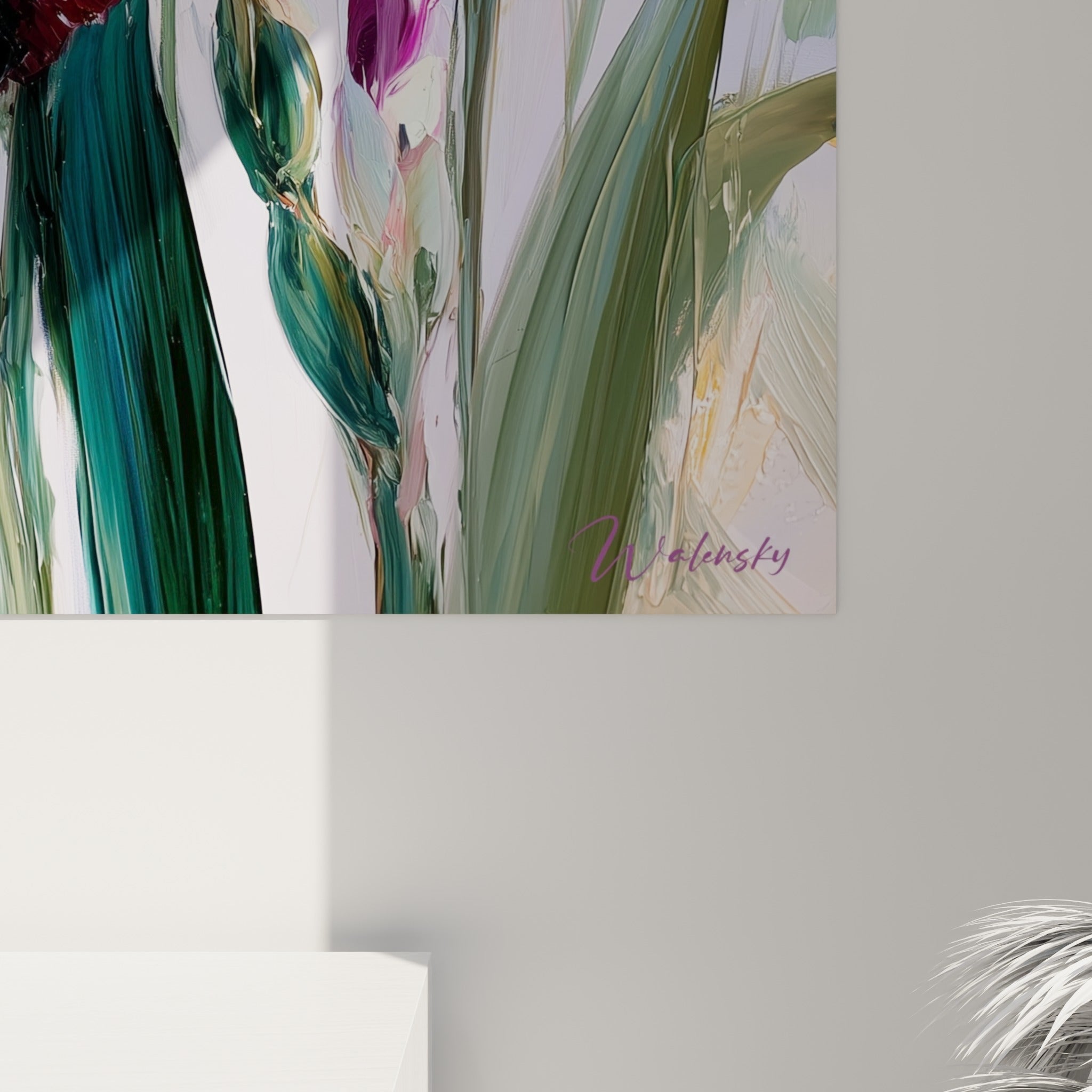 Empâtements et coulures de peinture violette et blanche visibles sur les pétales d'iris texturés