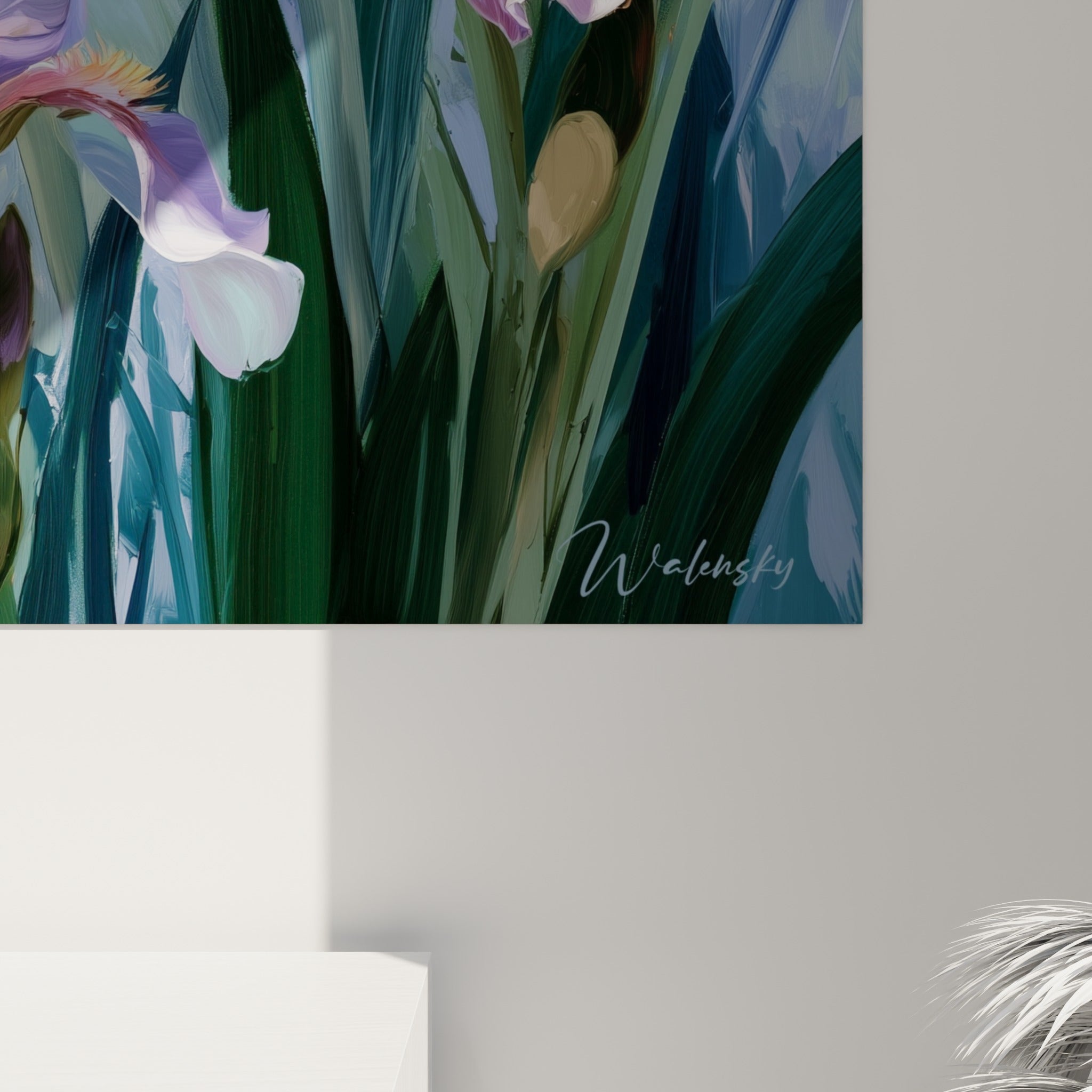 Empâtements de peinture violette et blanche révélant le grain texturé des pétales d'iris