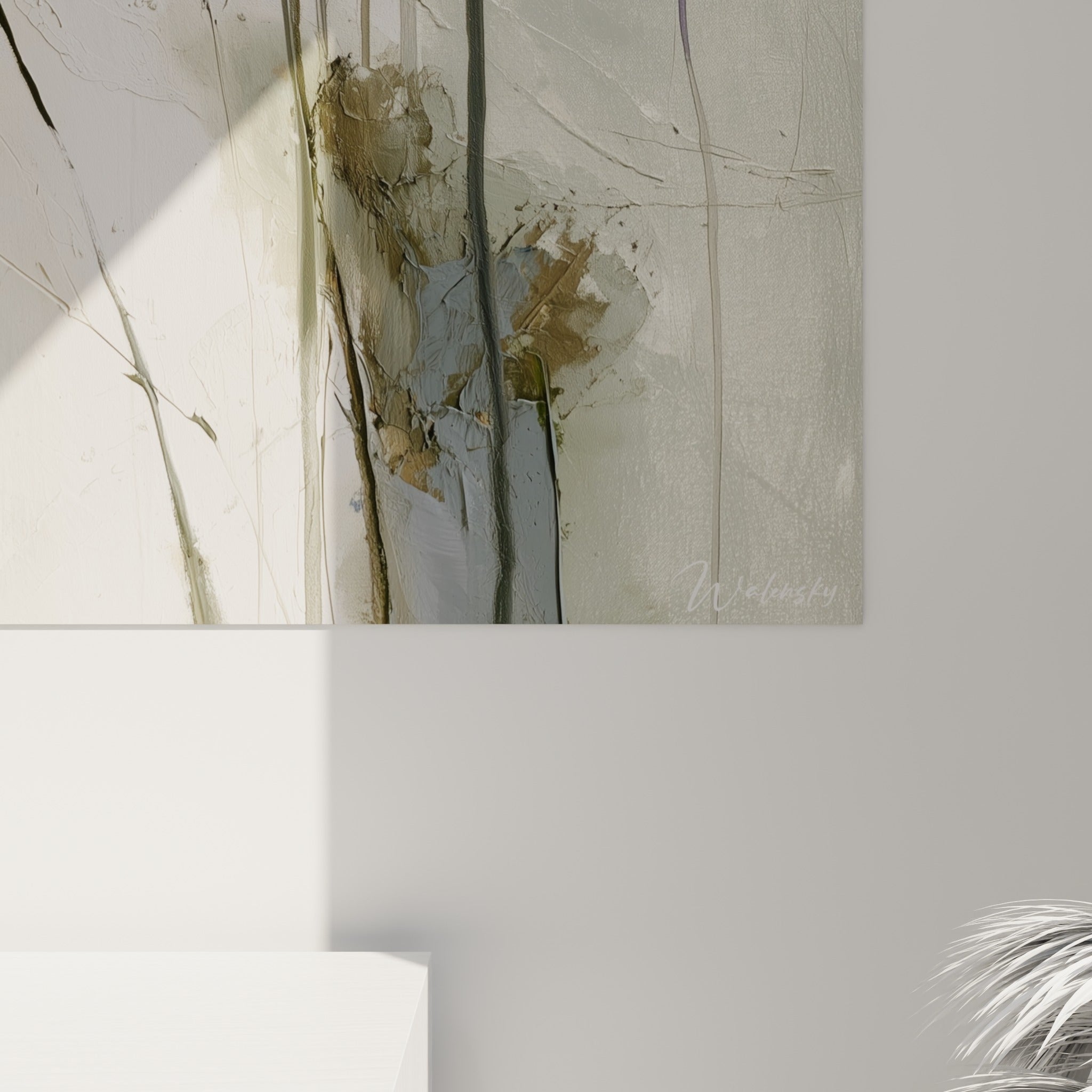 Empâtements violets et coulures grises se mêlent en gros plan sur la toile texturée de l'iris