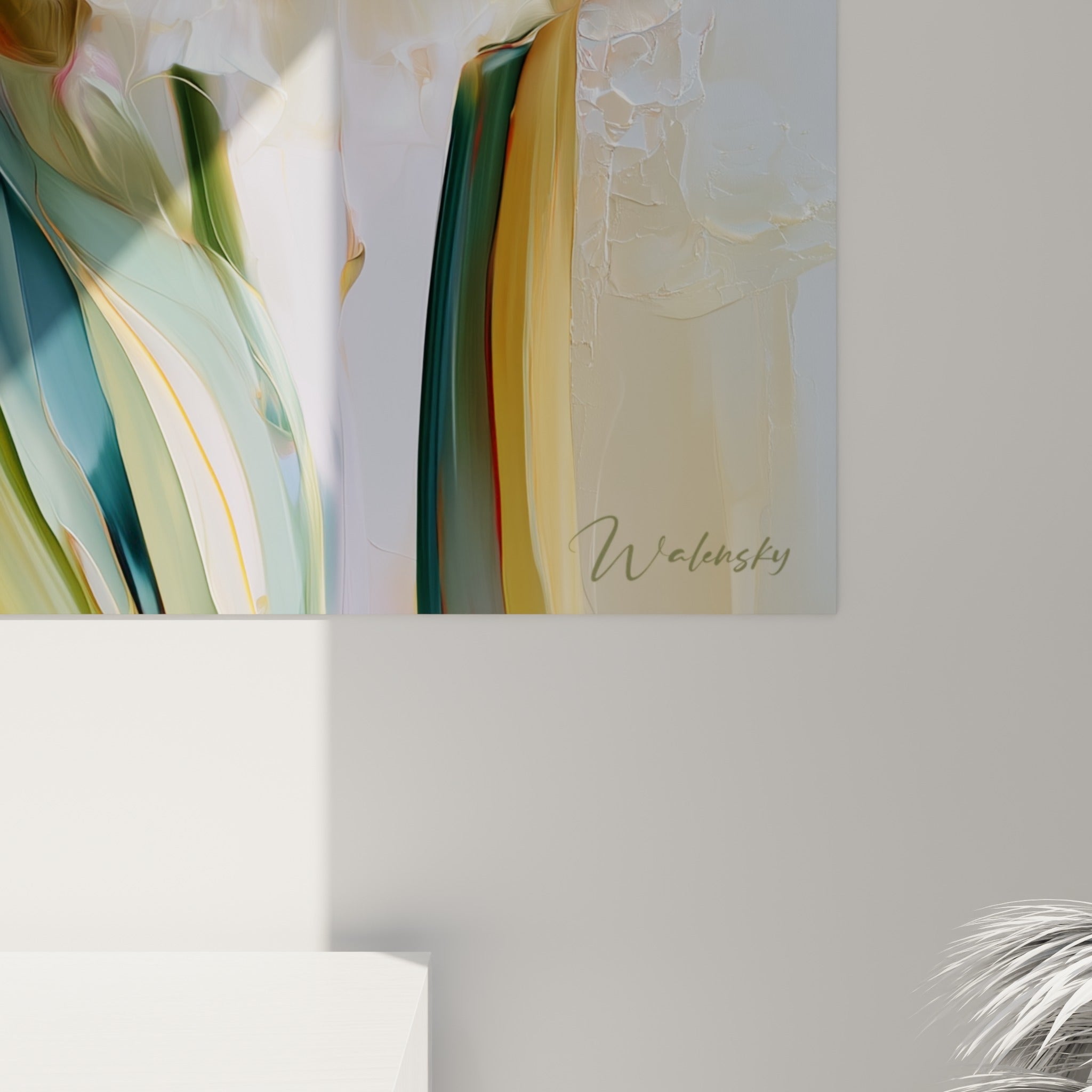 Détail des pétales blancs et orangés de l'iris, texture épaisse et nervures dorées visibles