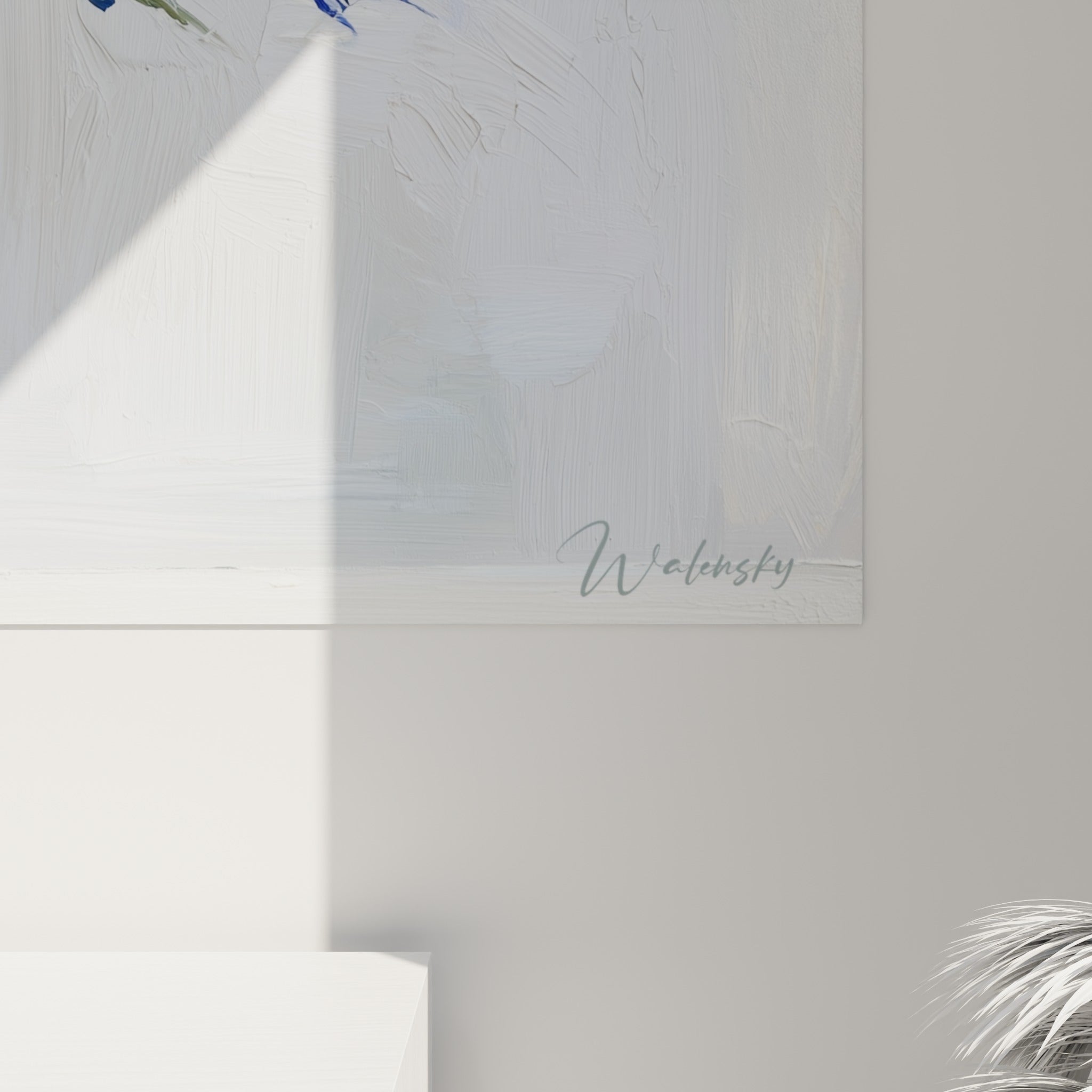 Matière épaisse et coulures bleu marine sur pétales d'iris, grain de peinture visible de près