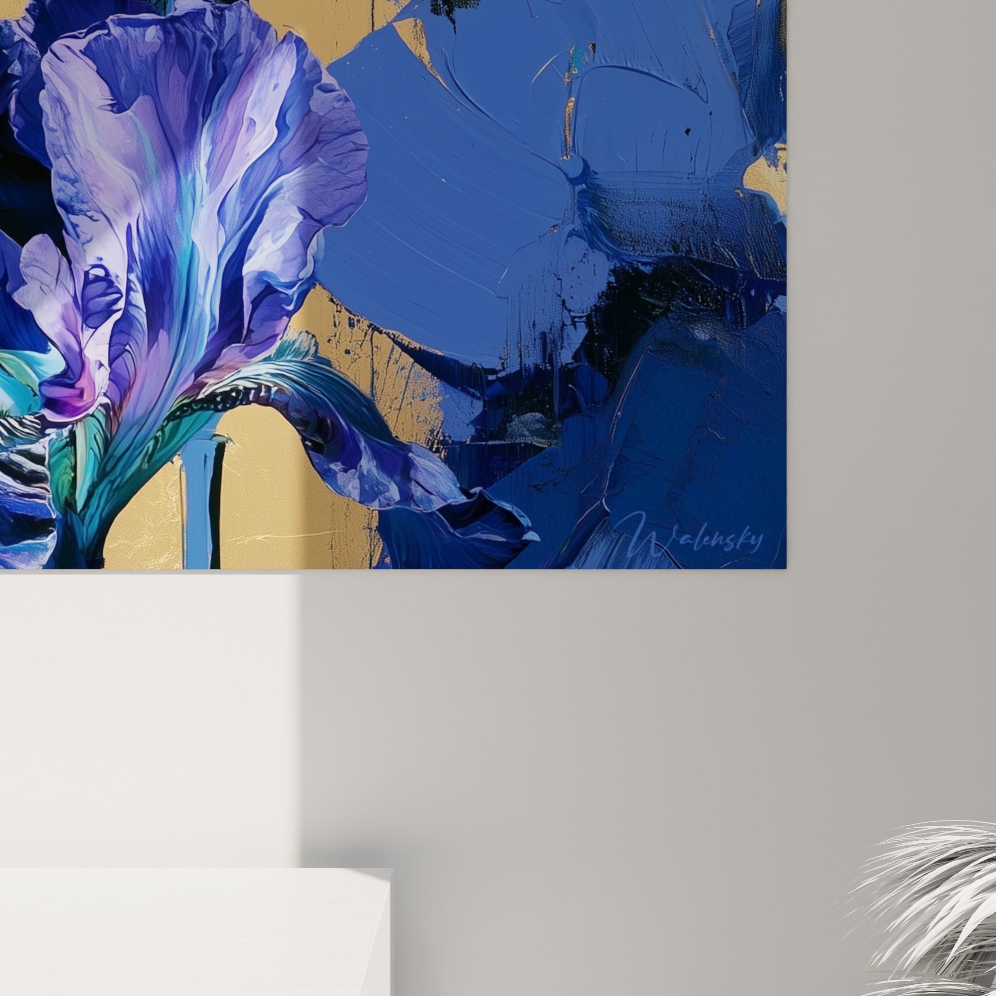 Grain de peinture sur les nervures bleu nuit d'un pétale d'iris, touches dorées et coulures noires visibles de près