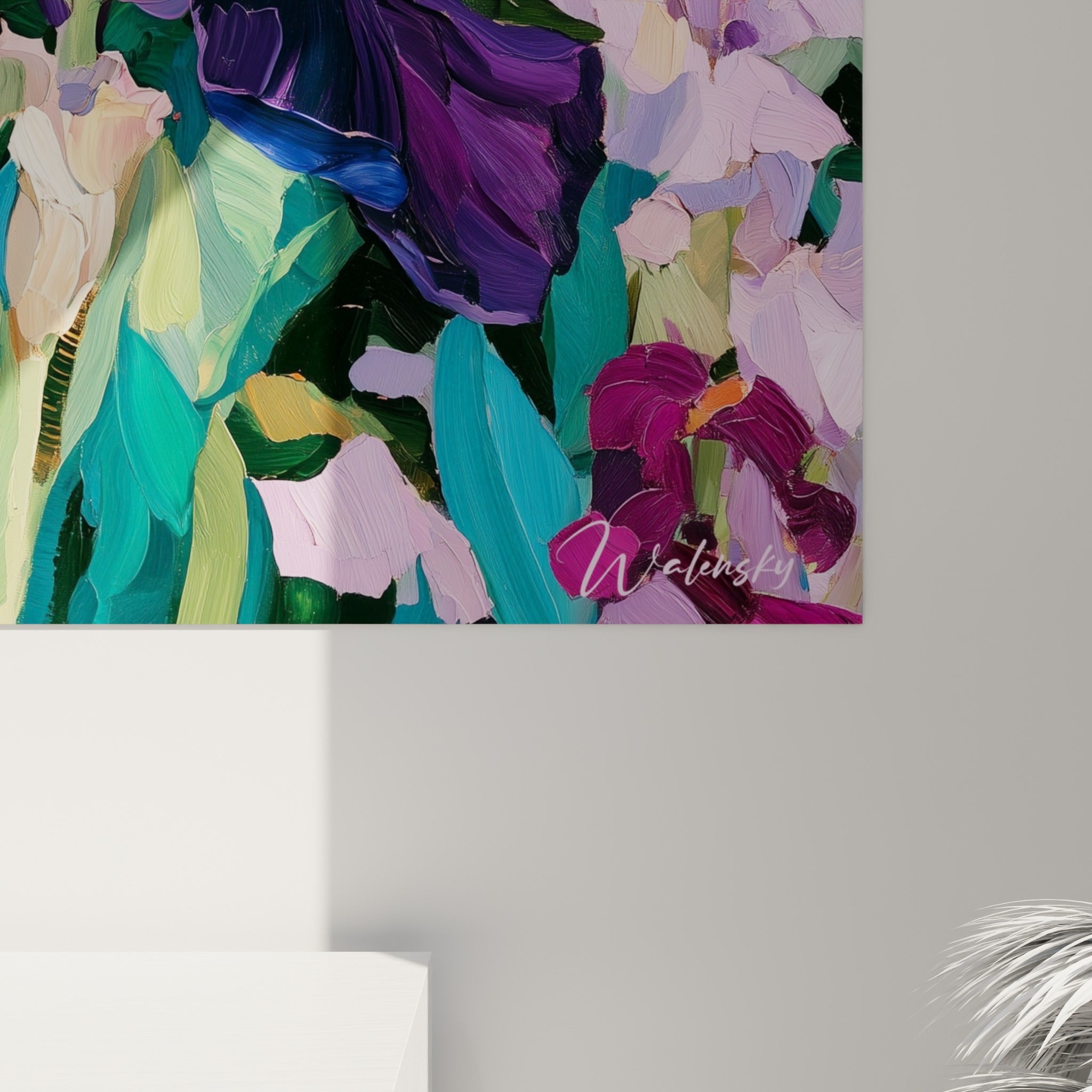 Empâtements épais de peinture violette et verte révélant la texture picturale des pétales d'iris