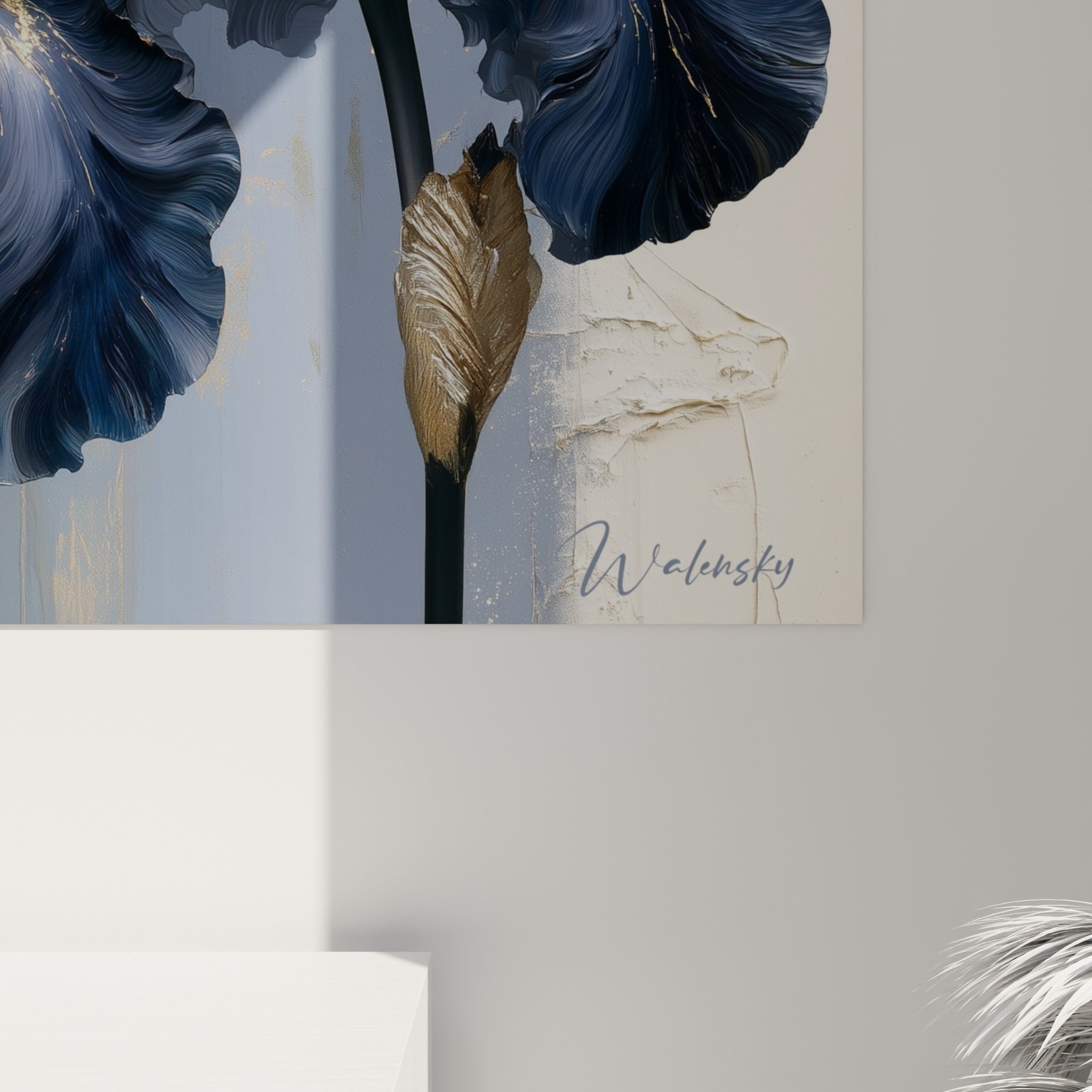 Détail des pétales d'iris où le blanc nacré rencontre le bleu marine texturé et les nuances dorées