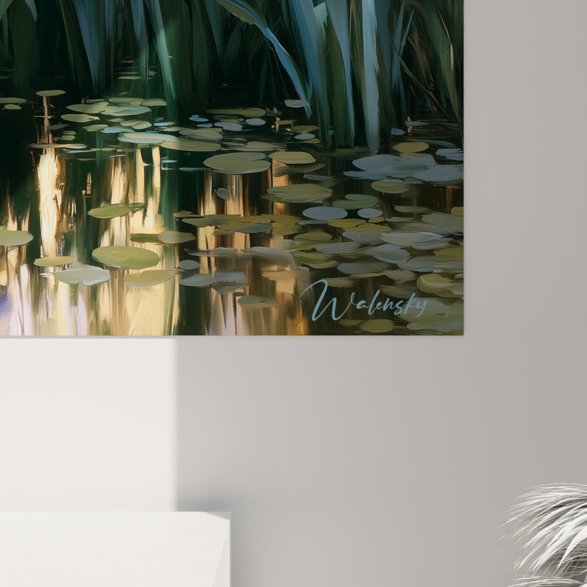 Empâtements de peinture mauve et dorée sur les pétales d'iris, grain visible et reflets aquatiques scintillants