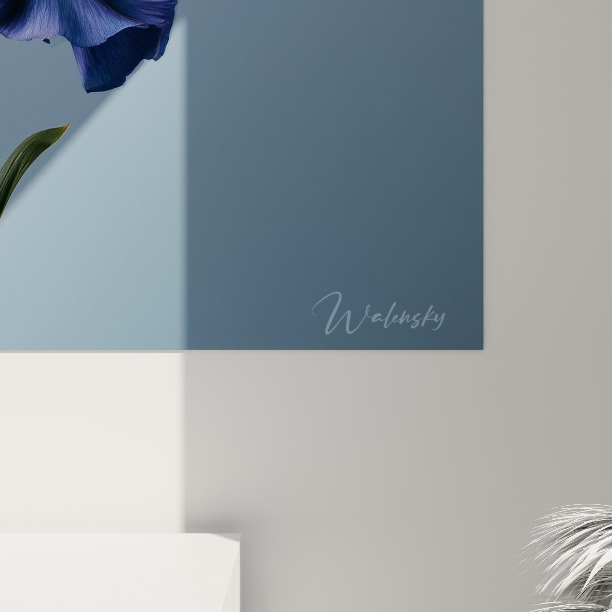 Grain et nervures des pétales d'iris violet, touches orangées et bleu lavande en gros plan