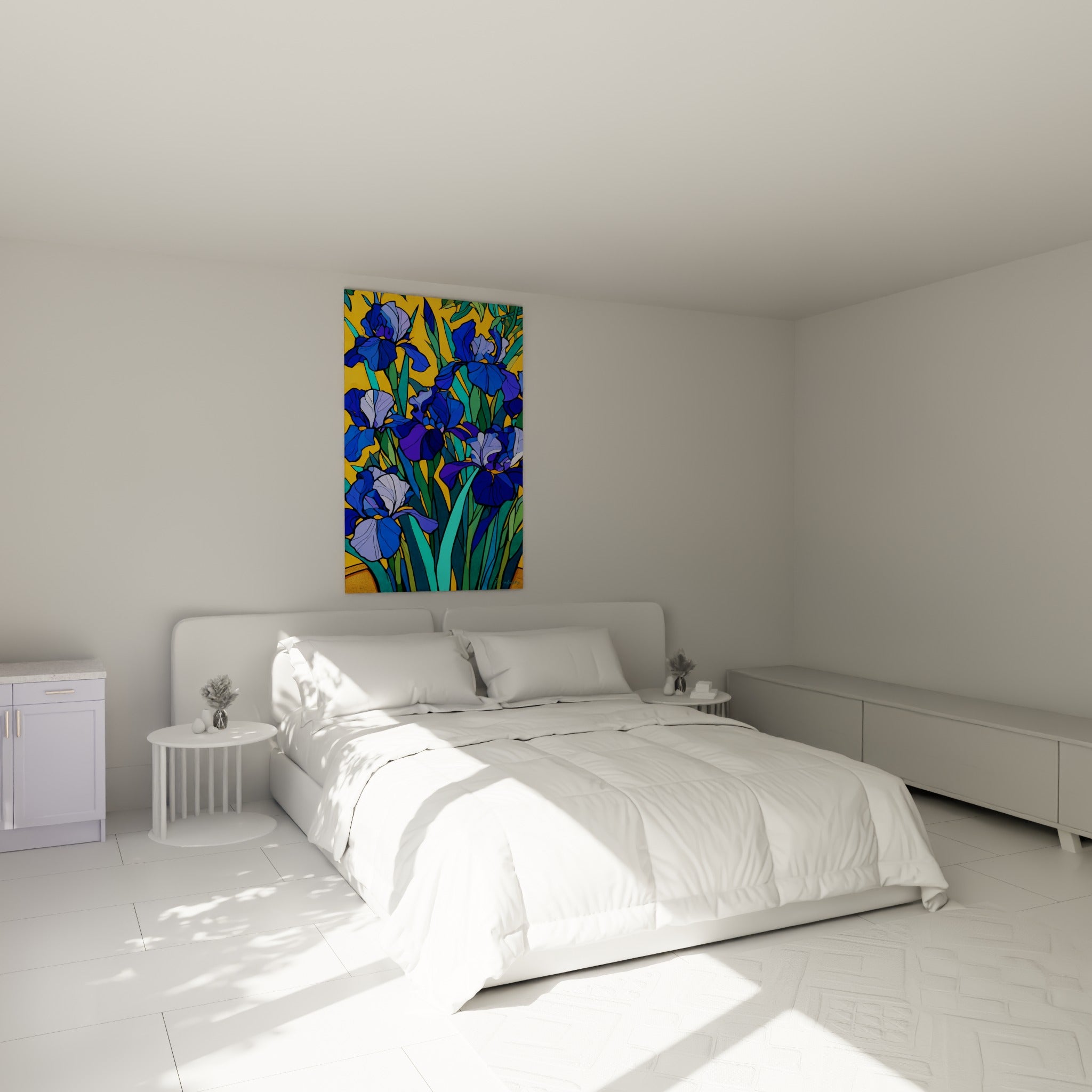 Bouquet d'iris bleus et turquoise au style vitrail, au-dessus d'un lit dans une chambre claire