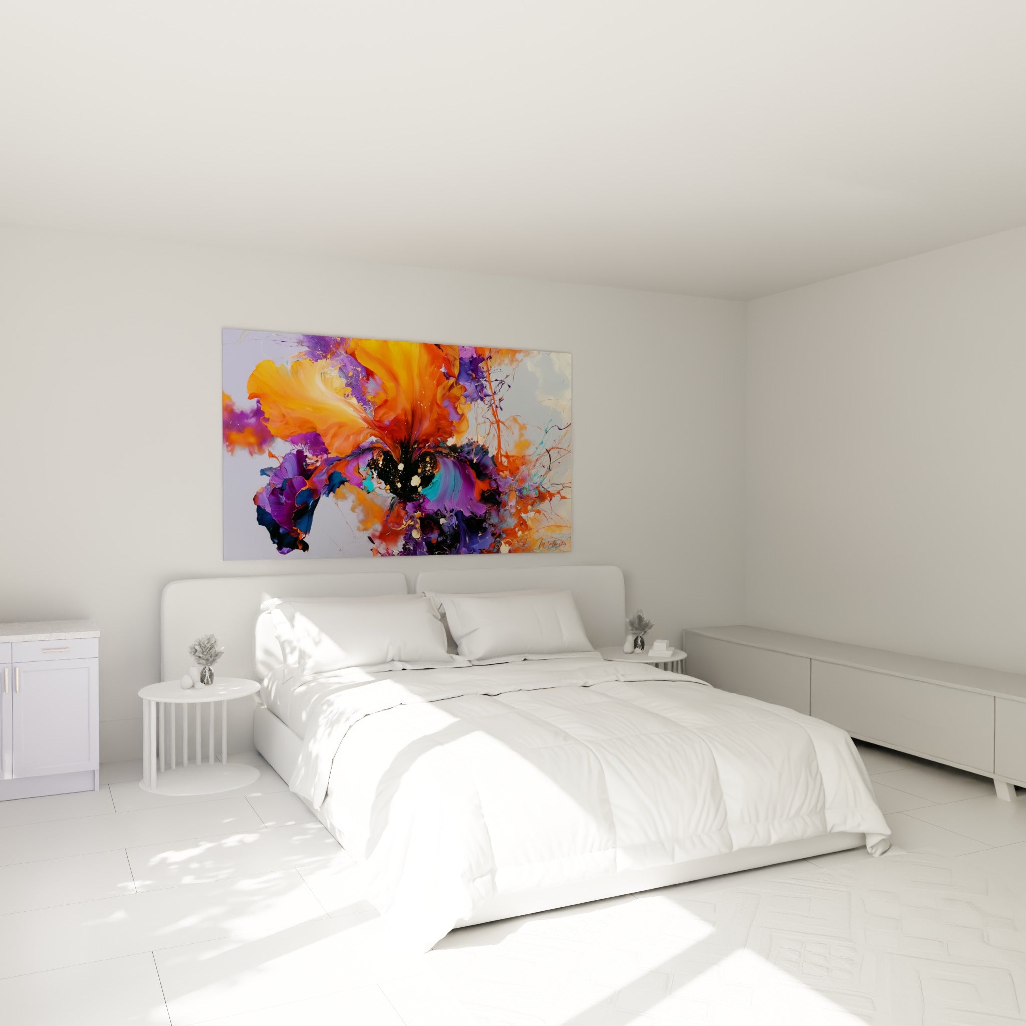 Fleur d'iris orange et turquoise aux formes fluides, accrochée au-dessus d'un lit dans une chambre claire