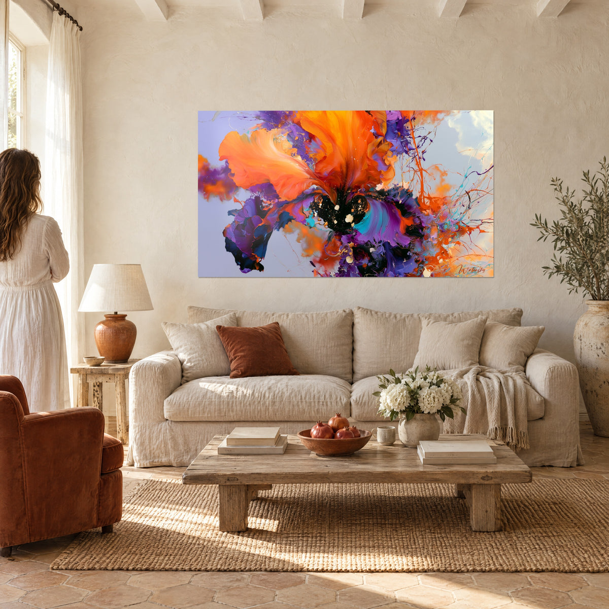 Schilderij vurig oranje iris met felpaarse blaadjes en turquoise spatten, boven een bank in een lichte woonkamer