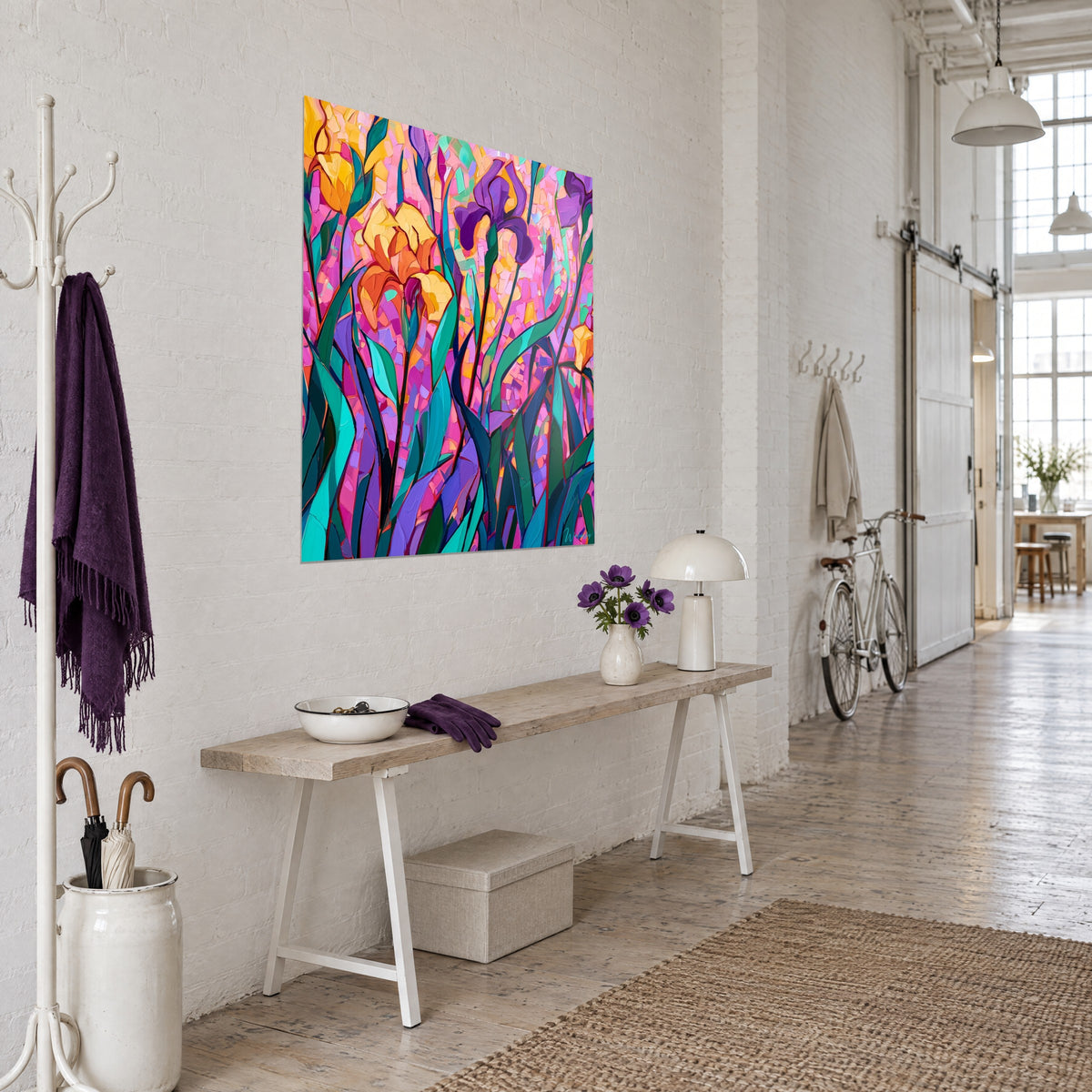 Cuadro con iris naranjas y púrpuras sobre un fondo rosa fragmentado, tallos turquesa, visto de tres cuartos en un loft