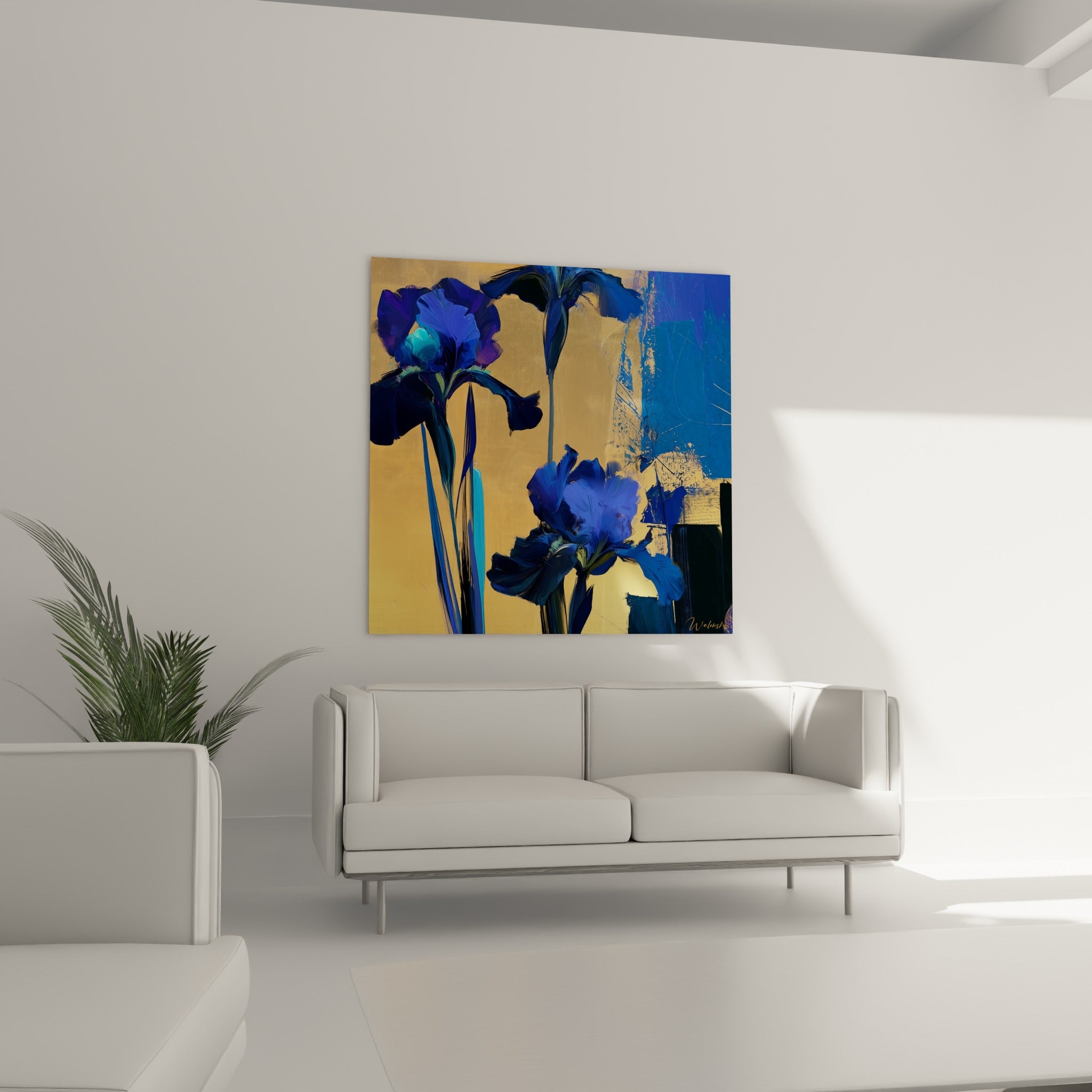 Iris turquoise et violet peint avec force, disposé au-dessus d'un canapé dans un salon lumineux