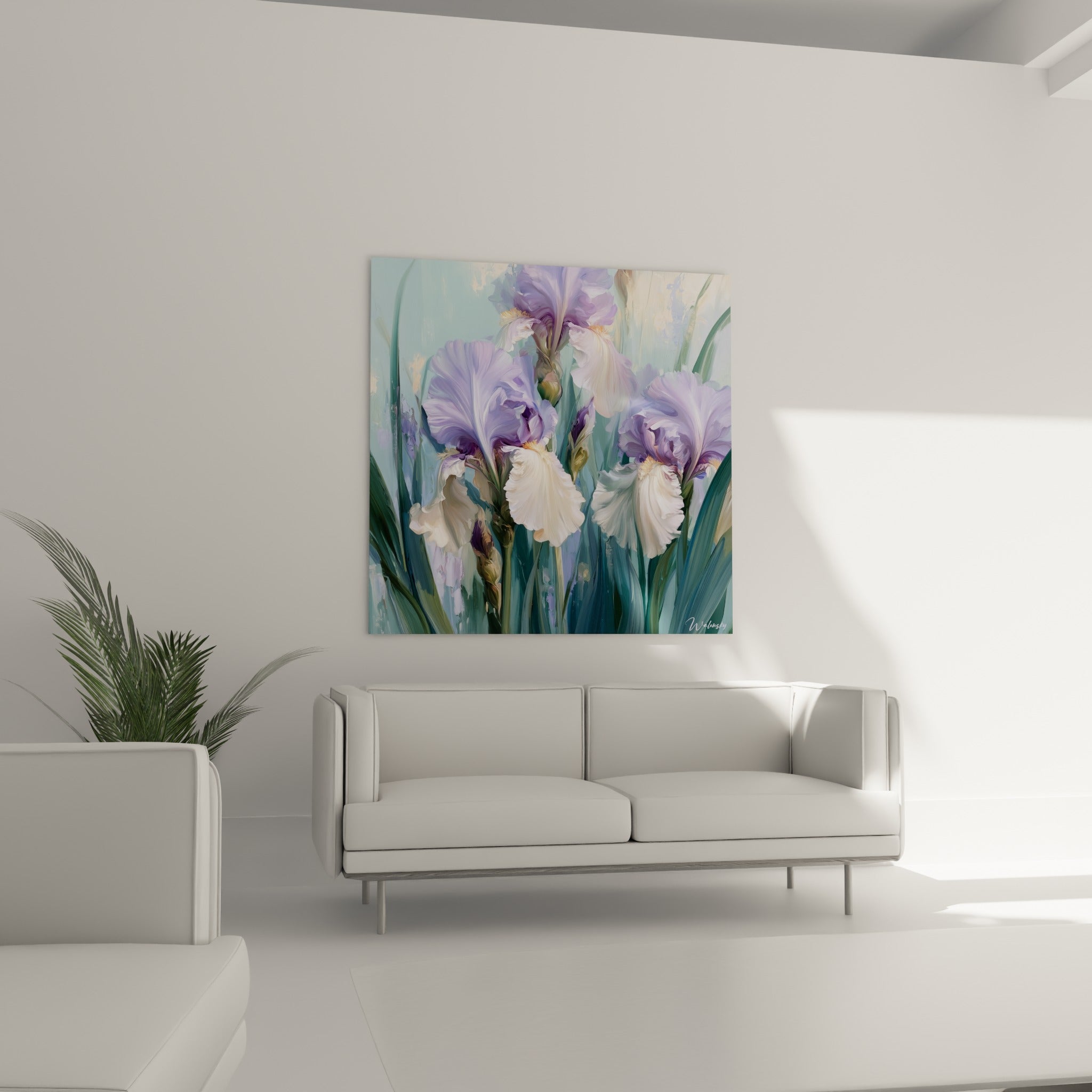 Fleurs d'iris lavande et ivoire aux tiges vertes accrochées au-dessus d'un canapé dans un salon lumineux
