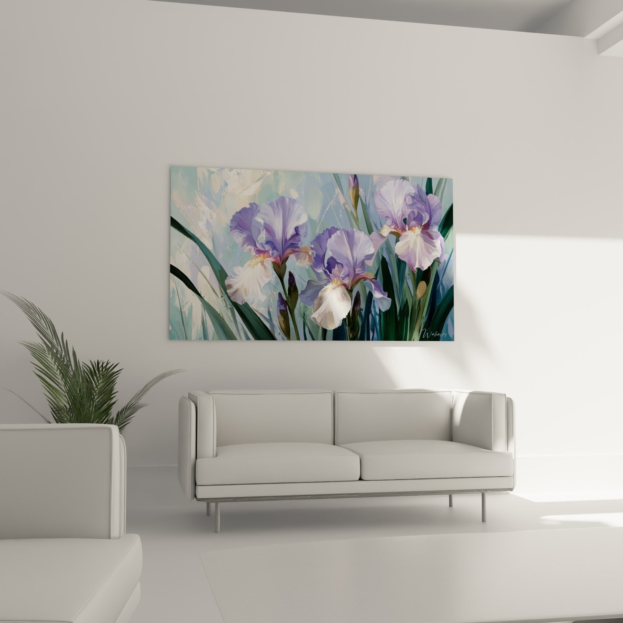 Fleurs d'iris violet et vert profond au-dessus d'un canapé dans un salon lumineux