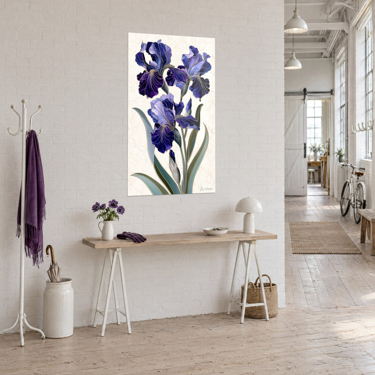 Gemälde Strauß aus indigoblauen Iris mit salbeigrünen Blättern, cremefarbener Hintergrund mit rosa Äderung, Dreiviertelansicht, Konsole aus hellem Holz, Künstlerloft
