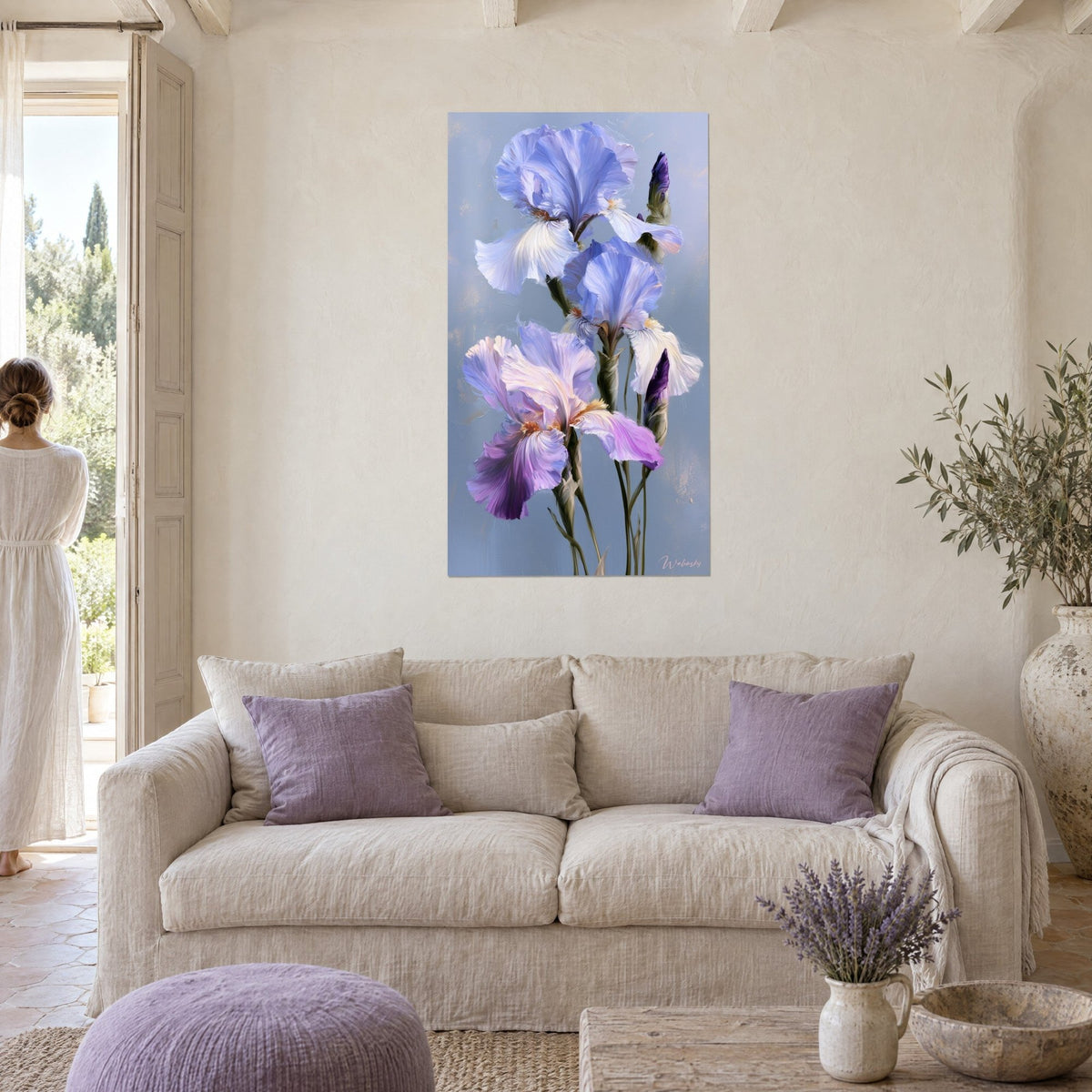 Quadro iris blu-viola dai petali ondulati su sfondo grigio azzurrato, sopra un divano in un soggiorno luminoso