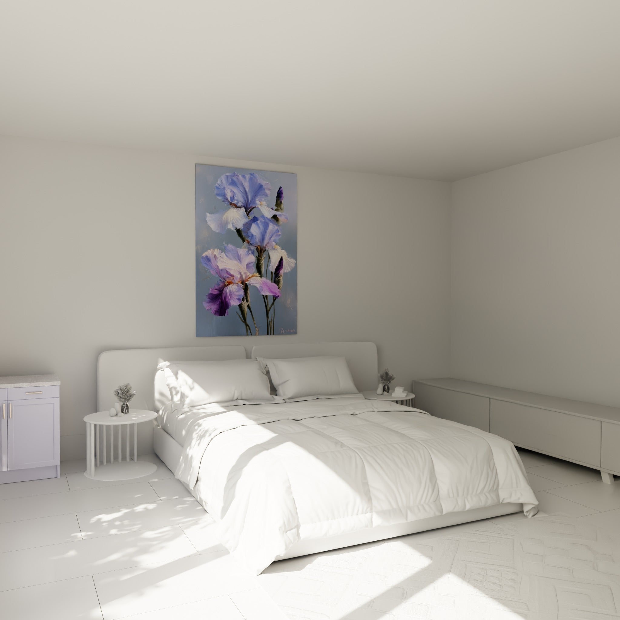 Bouquet d'iris violet et blanc crème au-dessus d'un lit dans une chambre claire