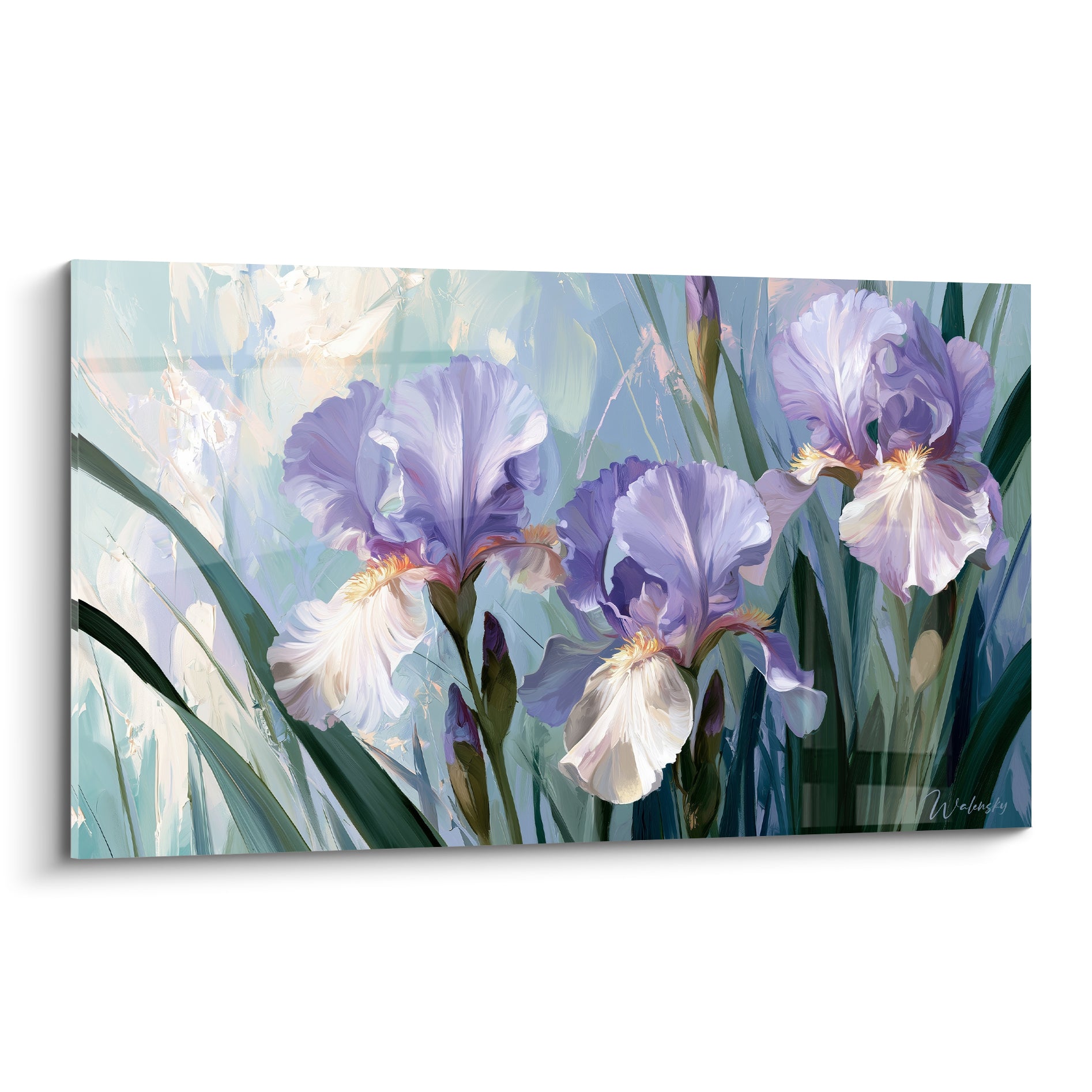 Iris violet et blanc aux pétales veloutés, cœur orangé, fond bleu pastel texturé