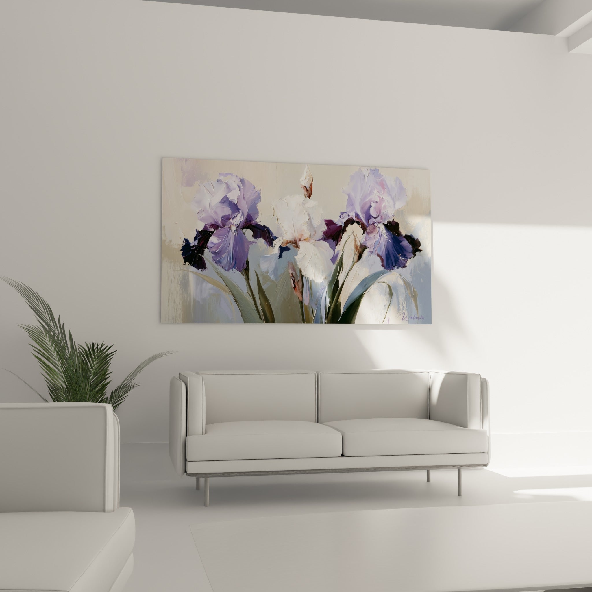 Trois iris violets et blancs à la matière épaisse, disposés au-dessus d'un canapé dans un salon lumineux