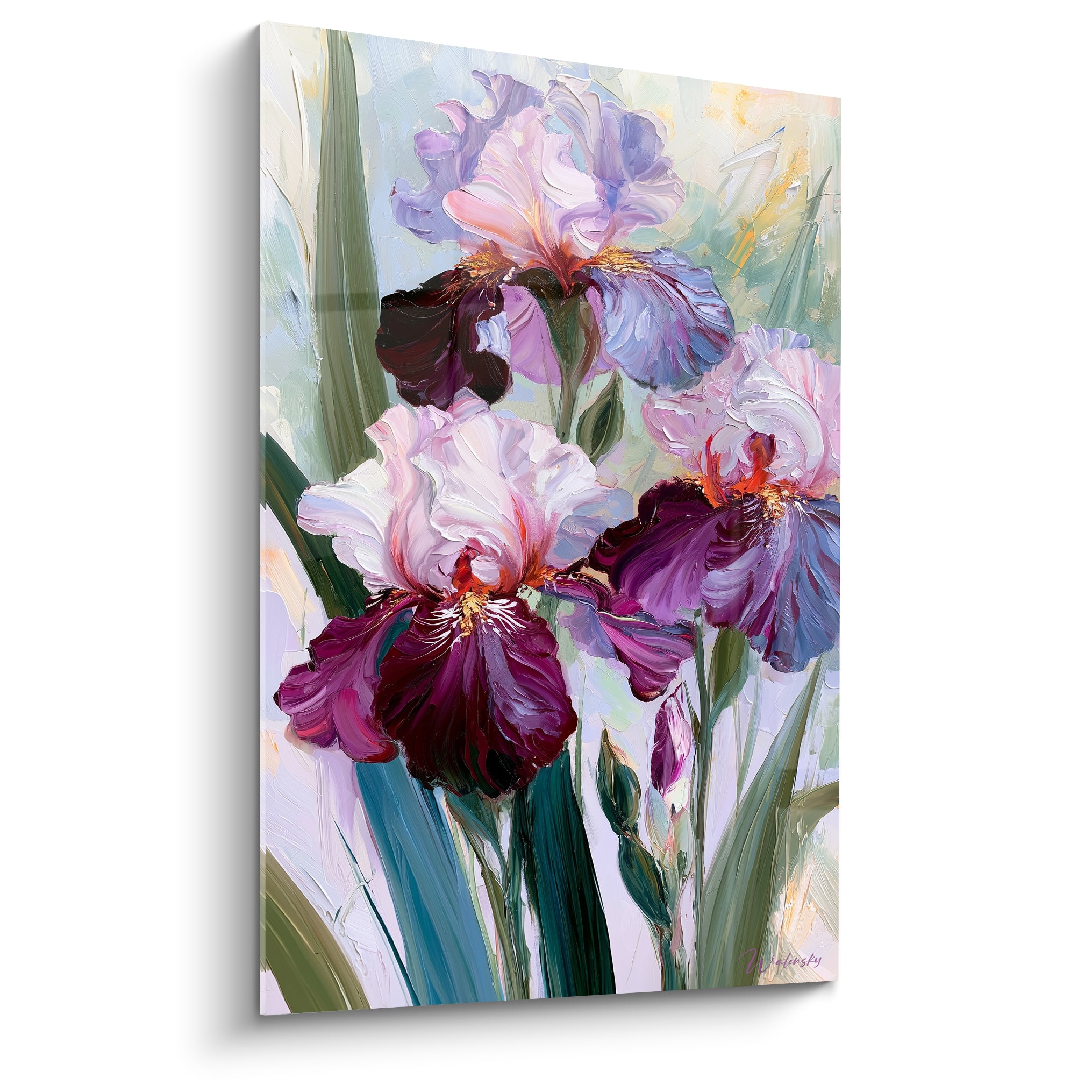 Iris violets et blancs peints à la spatule, pétales froissés sur fond vert clair lumineux