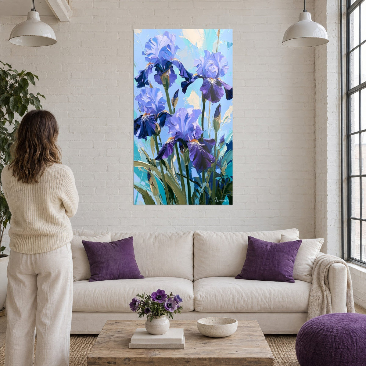 Gemälde Iris-Strauß in Malvenfarben mit zerknitterten Blütenblättern vor himmelblauem und türkisfarbenem Hintergrund, über einem Sofa in einem hellen Wohnzimmer