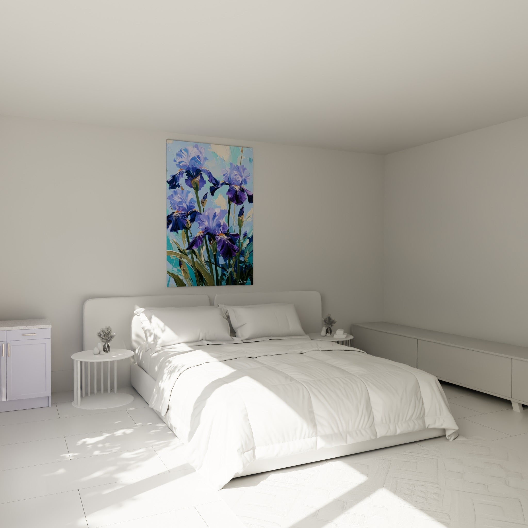 Bouquet d'iris violets et turquoise disposé au-dessus d'un lit dans une chambre claire