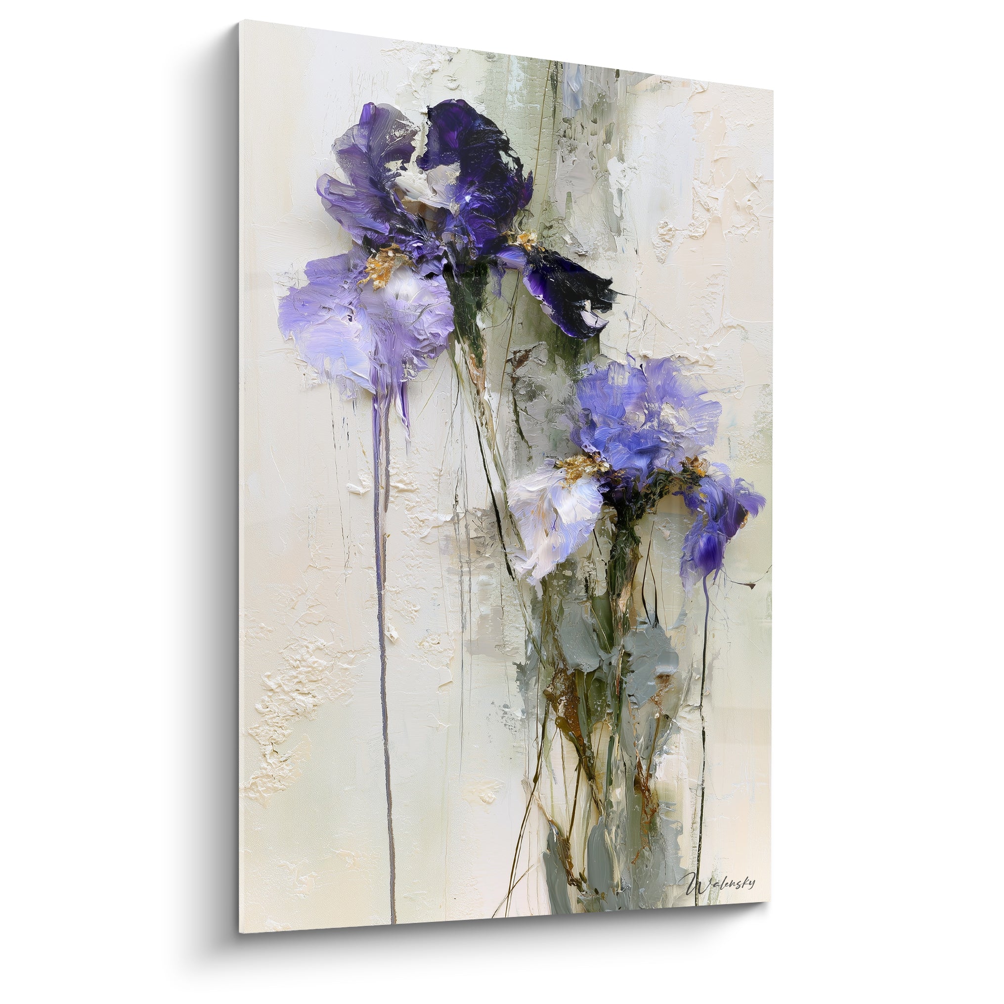 Iris violet et bleu marine aux pétales texturés, peinture épaisse sur fond ivoire craquelé