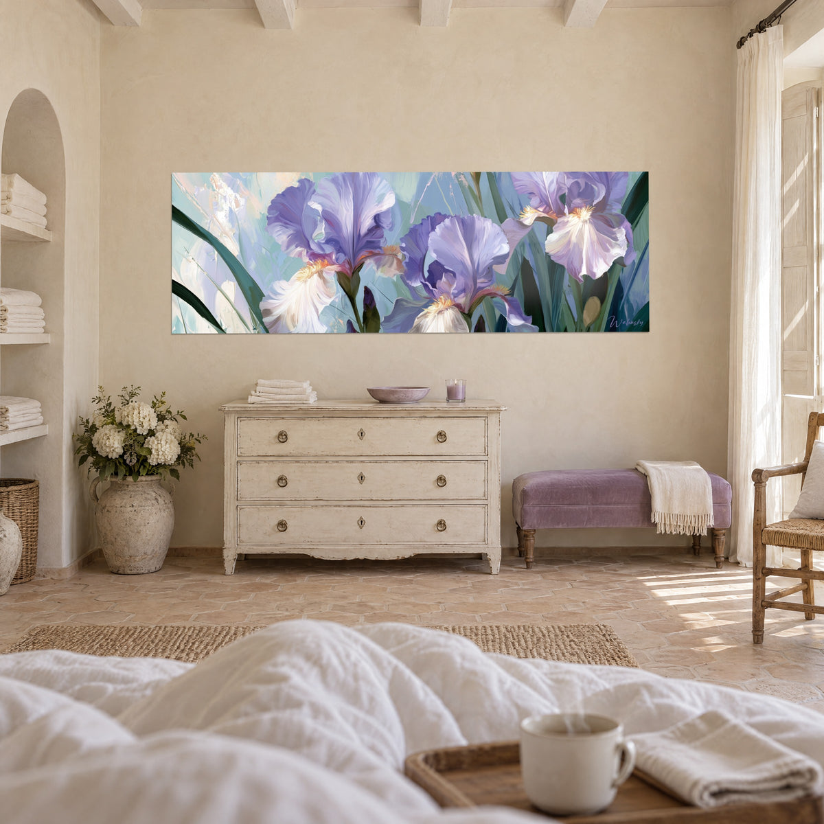 Cuadro de un ramo de iris púrpura y blanco nacarado sobre fondo azul verdoso, hojas oscuras en forma de hoja de espada, sobre una cama en un dormitorio luminoso