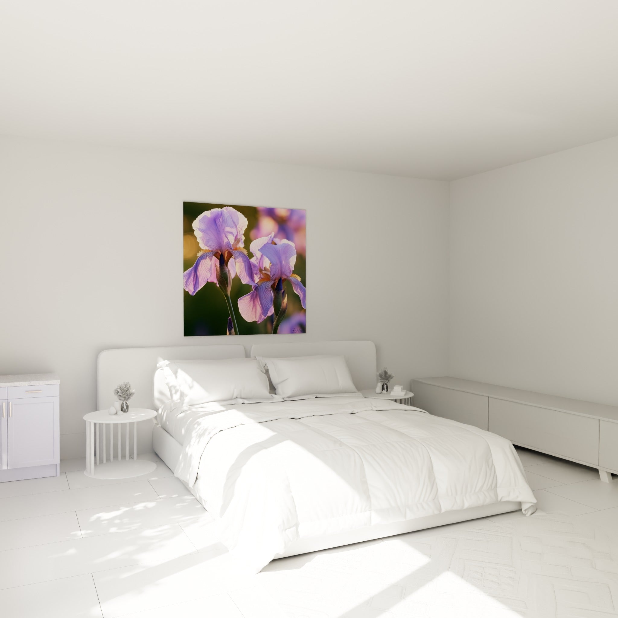 Fleurs d'iris mauves et dorées, pétales délicats, au-dessus d'un lit dans une chambre claire