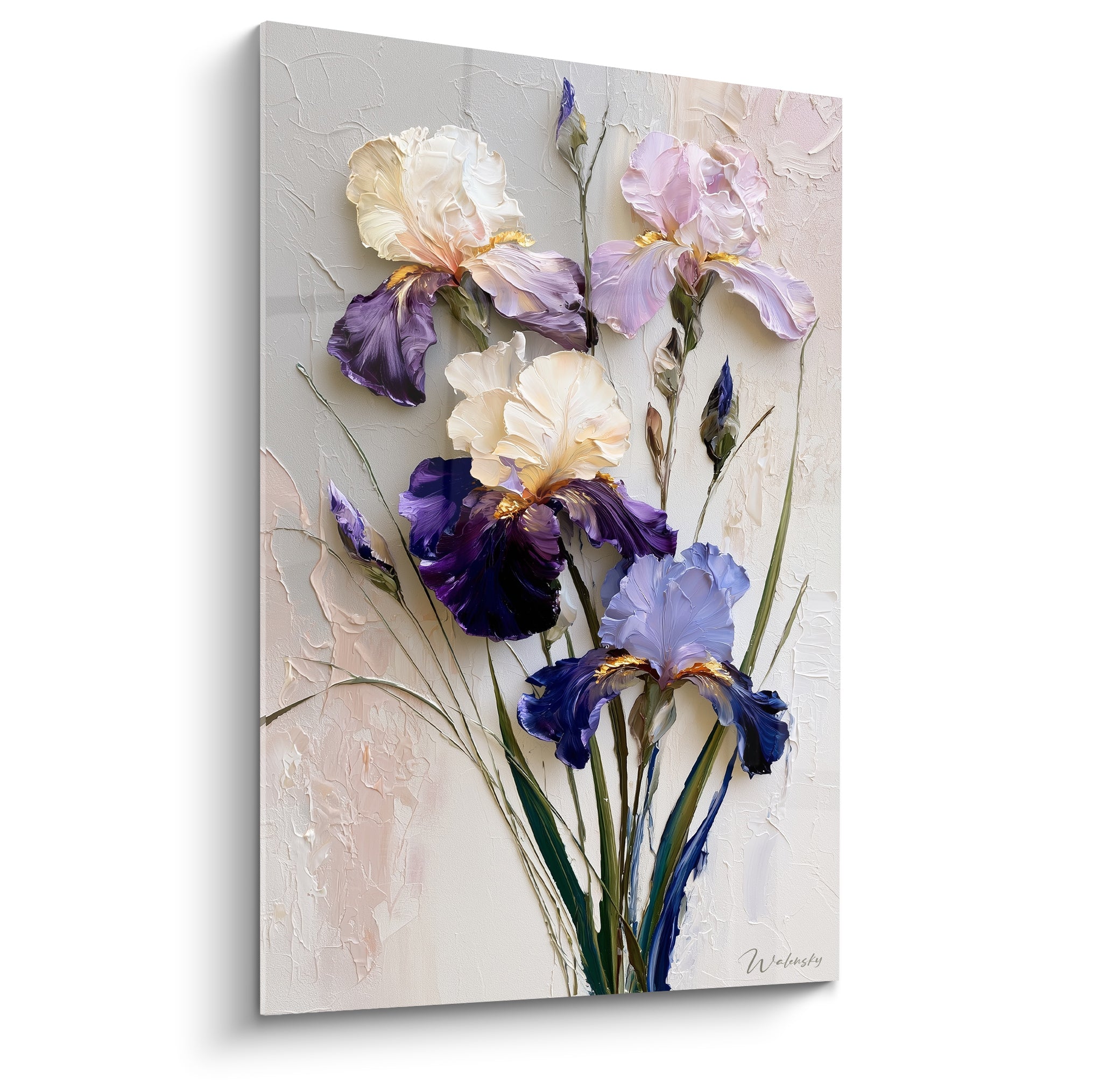 Bouquet d'iris violet foncé et crème aux pétales texturés sur fond beige rosé peint à la spatule