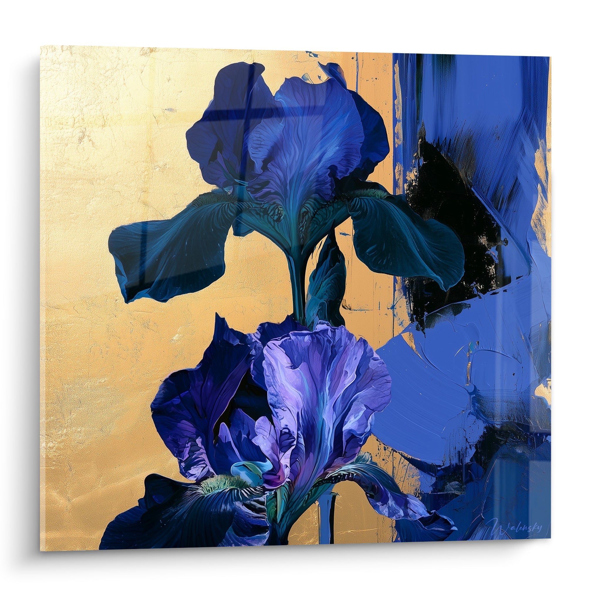 Iris violet et bleu nuit aux pétales déployés sur un fond doré texturé et lumineux