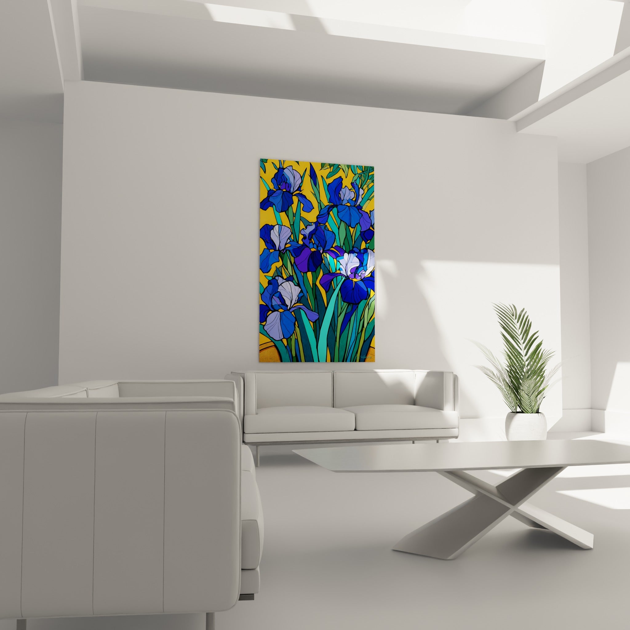 Fleurs d'iris violettes et bleu roi sur fond jaune, au-dessus d'un canapé dans un salon lumineux