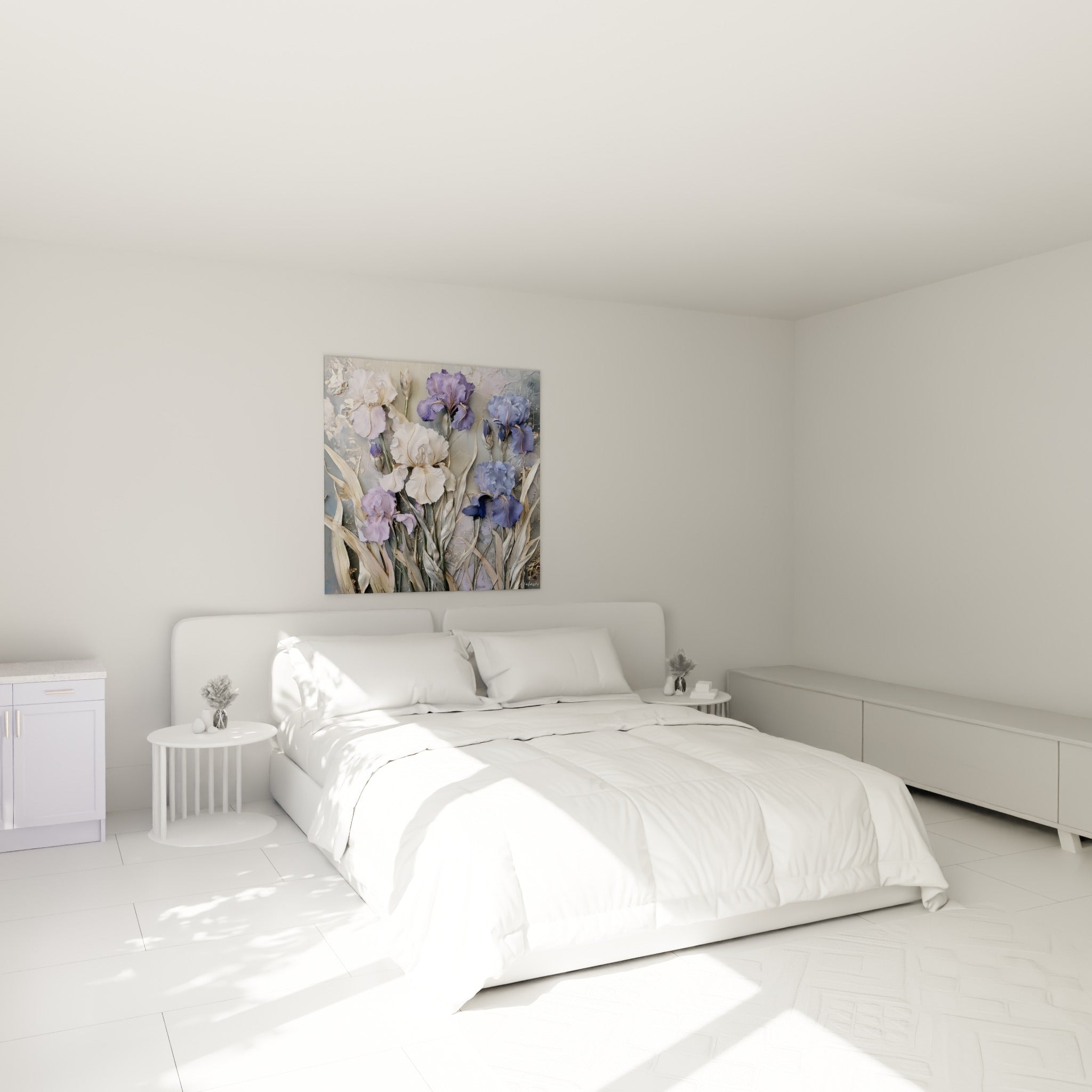Bouquet d'iris violet et blanc ivoire, disposé au-dessus d'un lit dans une chambre claire