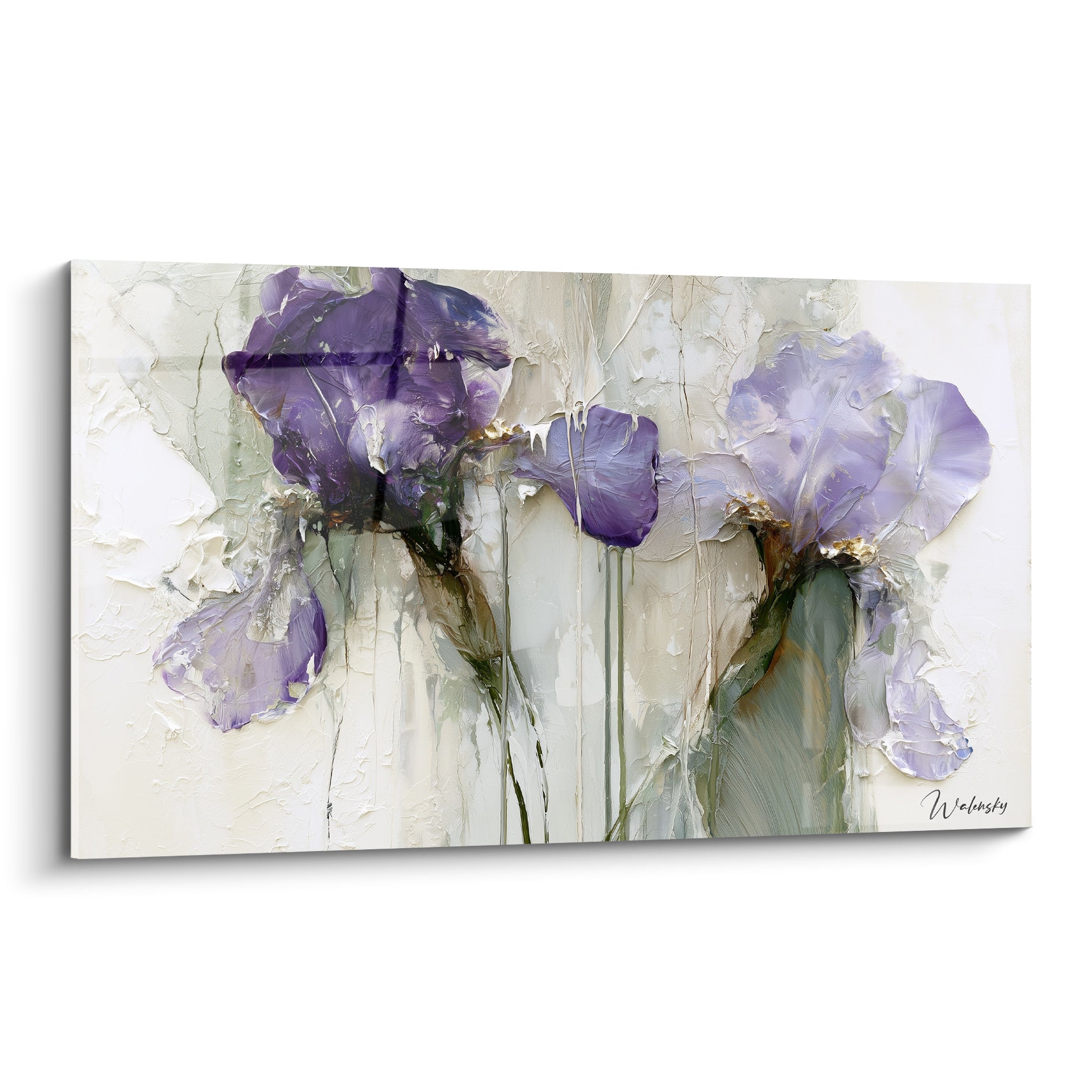 Iris violet aux pétales texturés se déploie sur fond ivoire craquelé, style empâté et raffiné