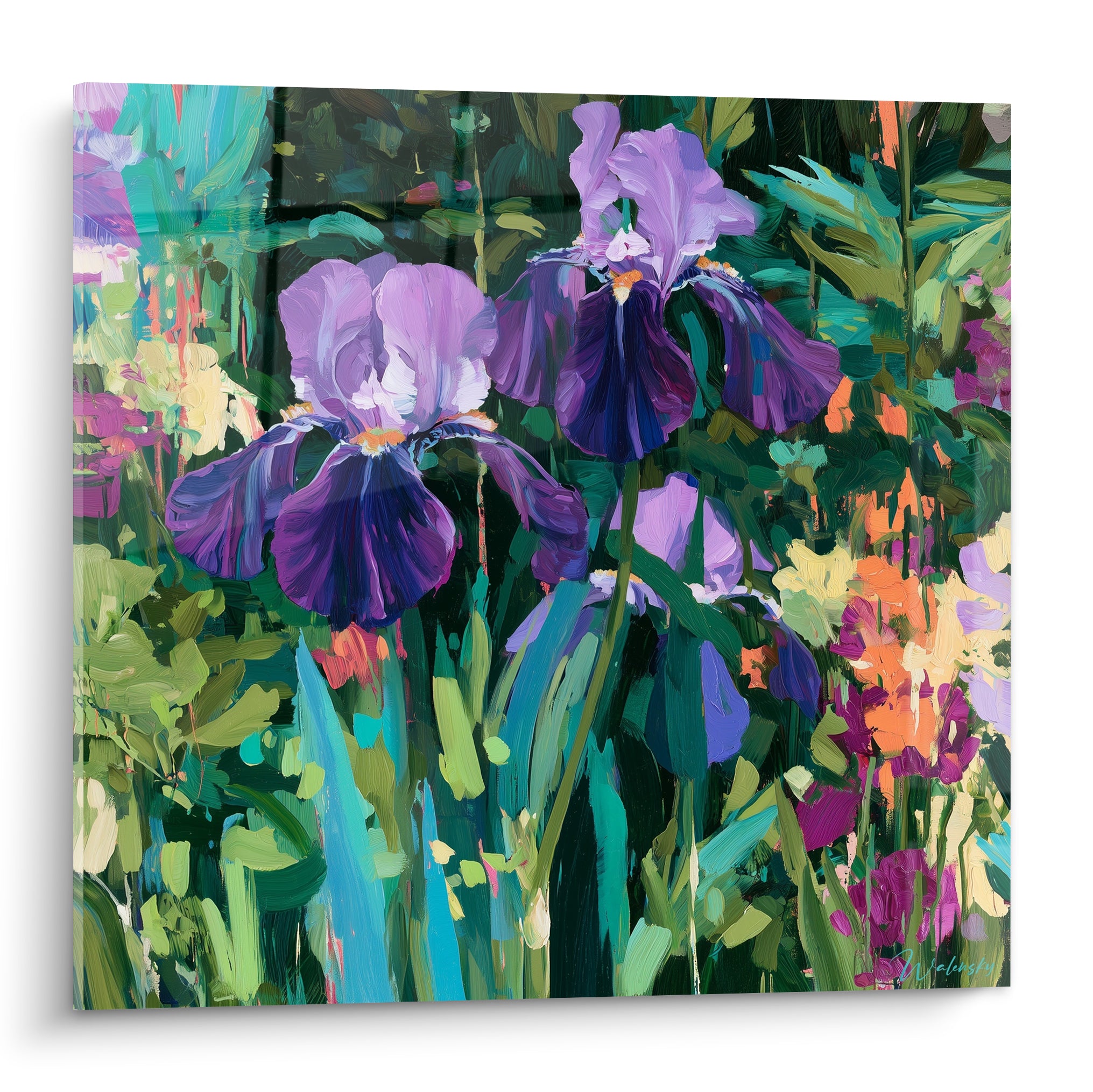 Iris violets et mauves peints en larges touches, entourés d'un feuillage vert émeraude dense