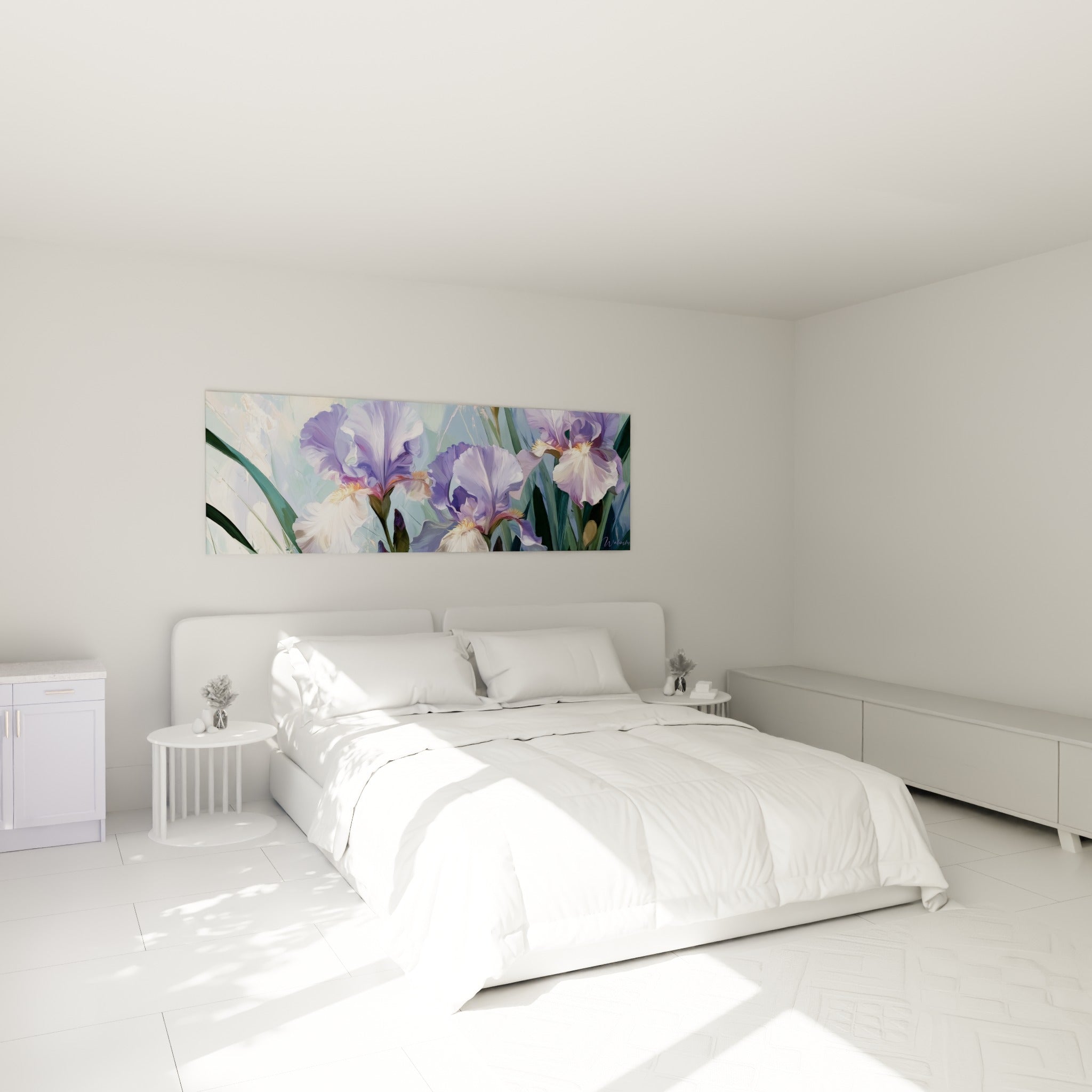 Trois iris violets aux cœurs dorés accrochés au-dessus d'un lit dans une chambre claire