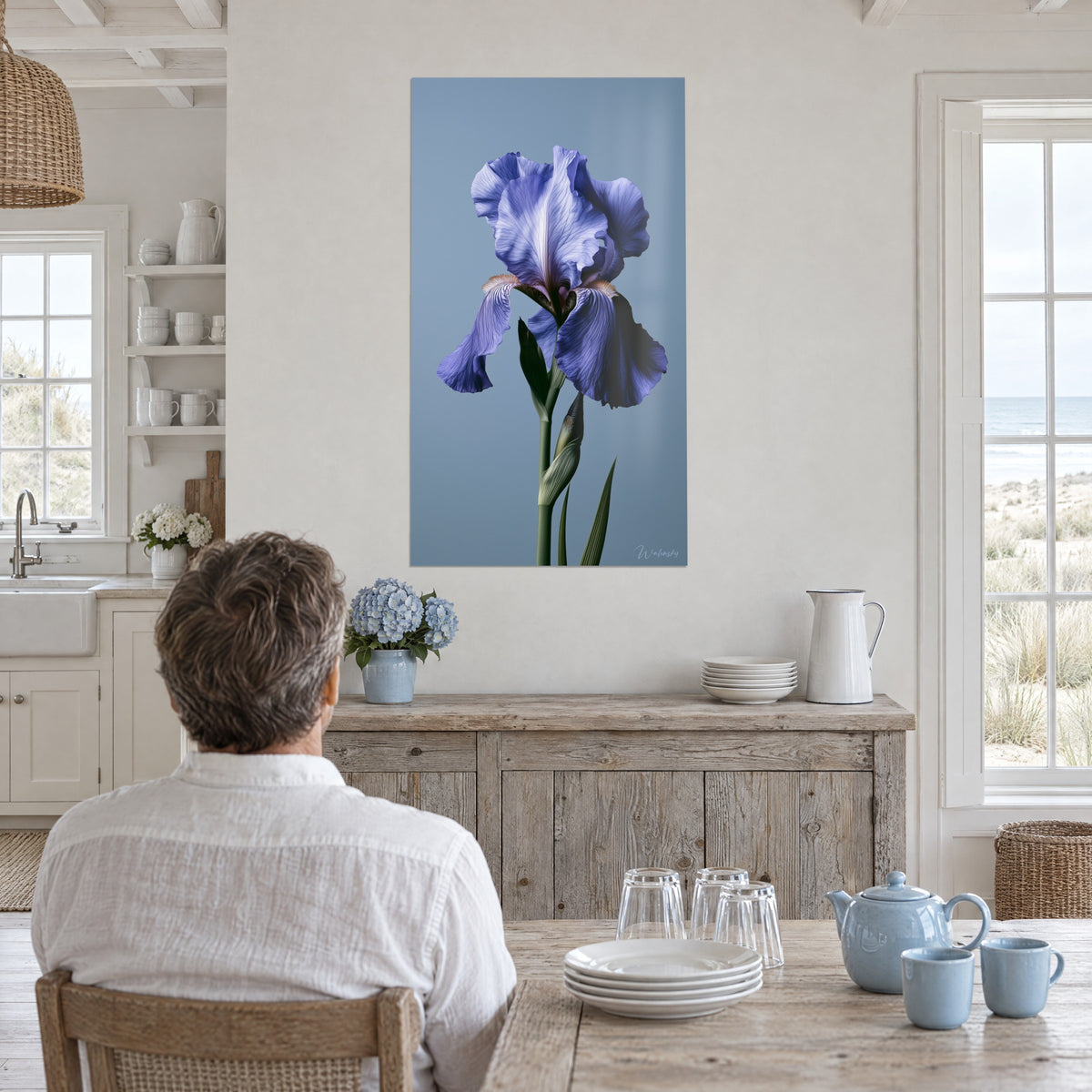Schilderij grote lavendelkleurige irisbloem met violette strepen op staalgrijze achtergrond, witte lambrisering, raam met uitzicht op de duinen