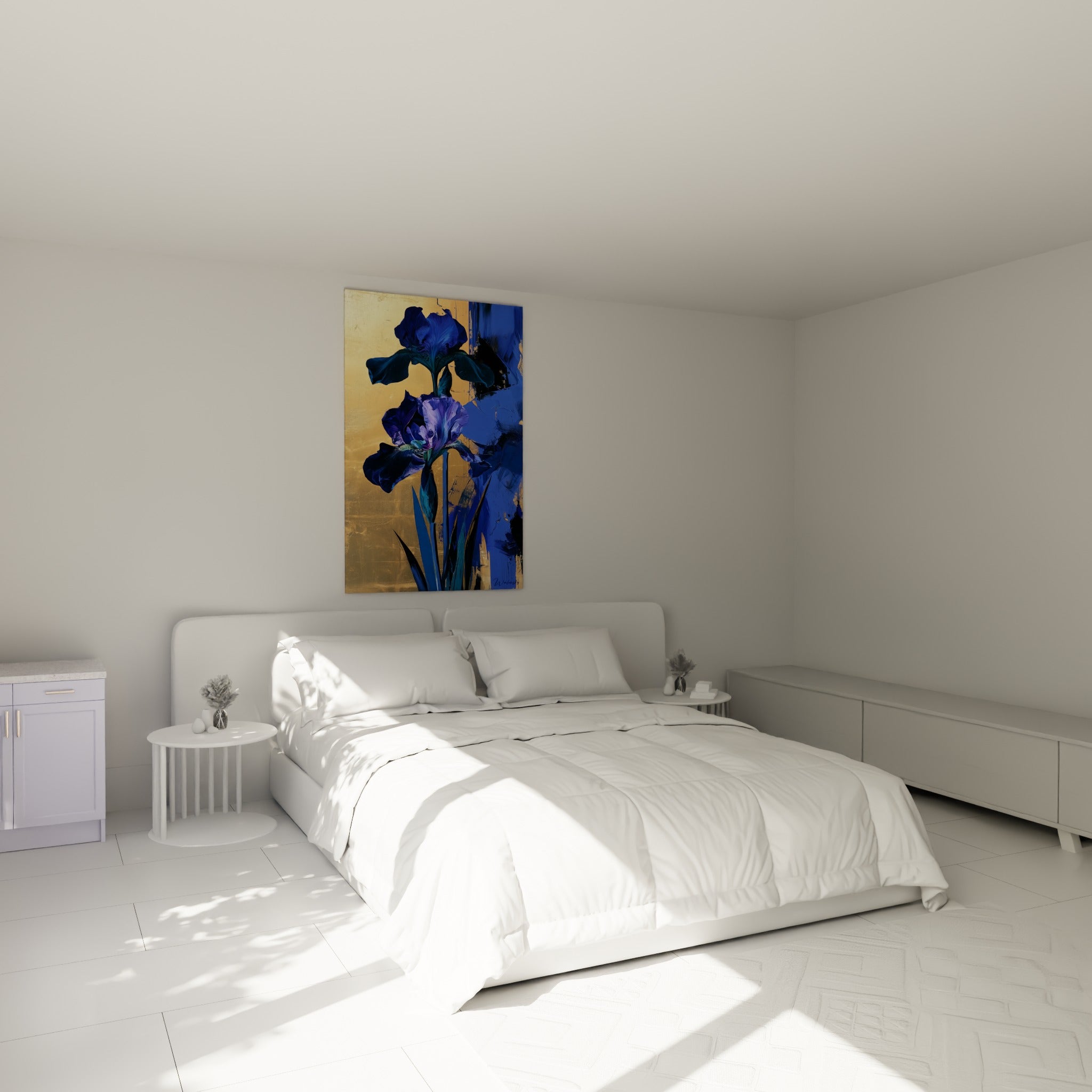 Iris bleu et doré aux tiges vert émeraude, accroché au-dessus d'un lit dans une chambre claire