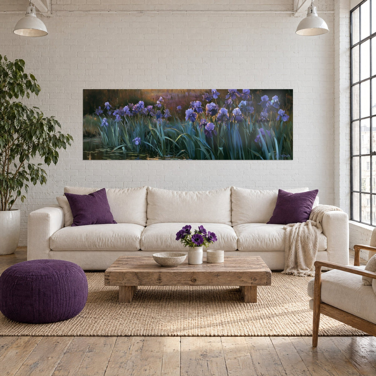 Schilderij met rechtop staande paarse irissen tussen blauwgroene bladeren, gouden weerspiegelingen op de vijver, boven een bank in een lichte woonkamer