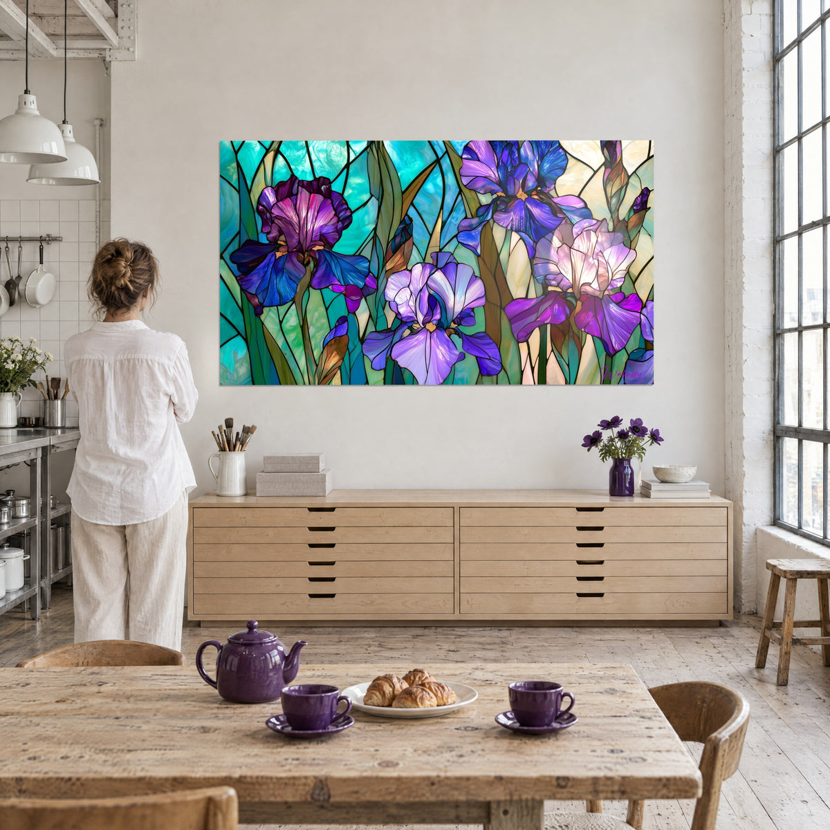 Cuadro iris rosas y violetas en vidriera de colores, follaje verde oliva delineado en negro, una mujer de espaldas junto a una mesa de desayuno