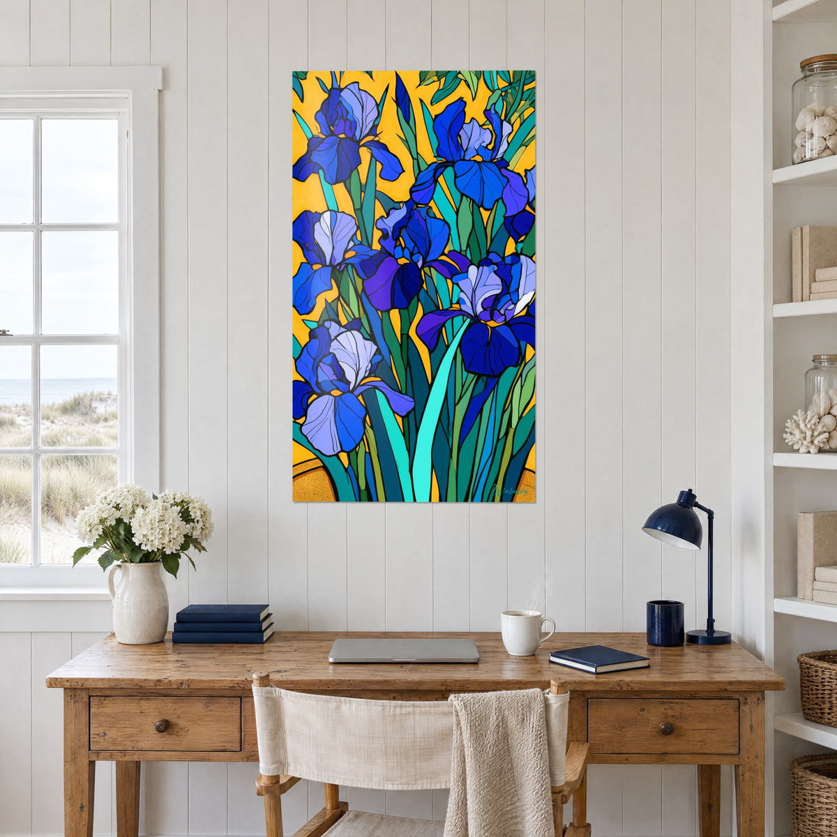 Πίνακας Floral βιτρό με πέταλα βασιλικού μπλε και λιλά, χρυσοκίτρινο φόντο, πάνω από ξύλινο γραφείο κοντά σε παράθυρο