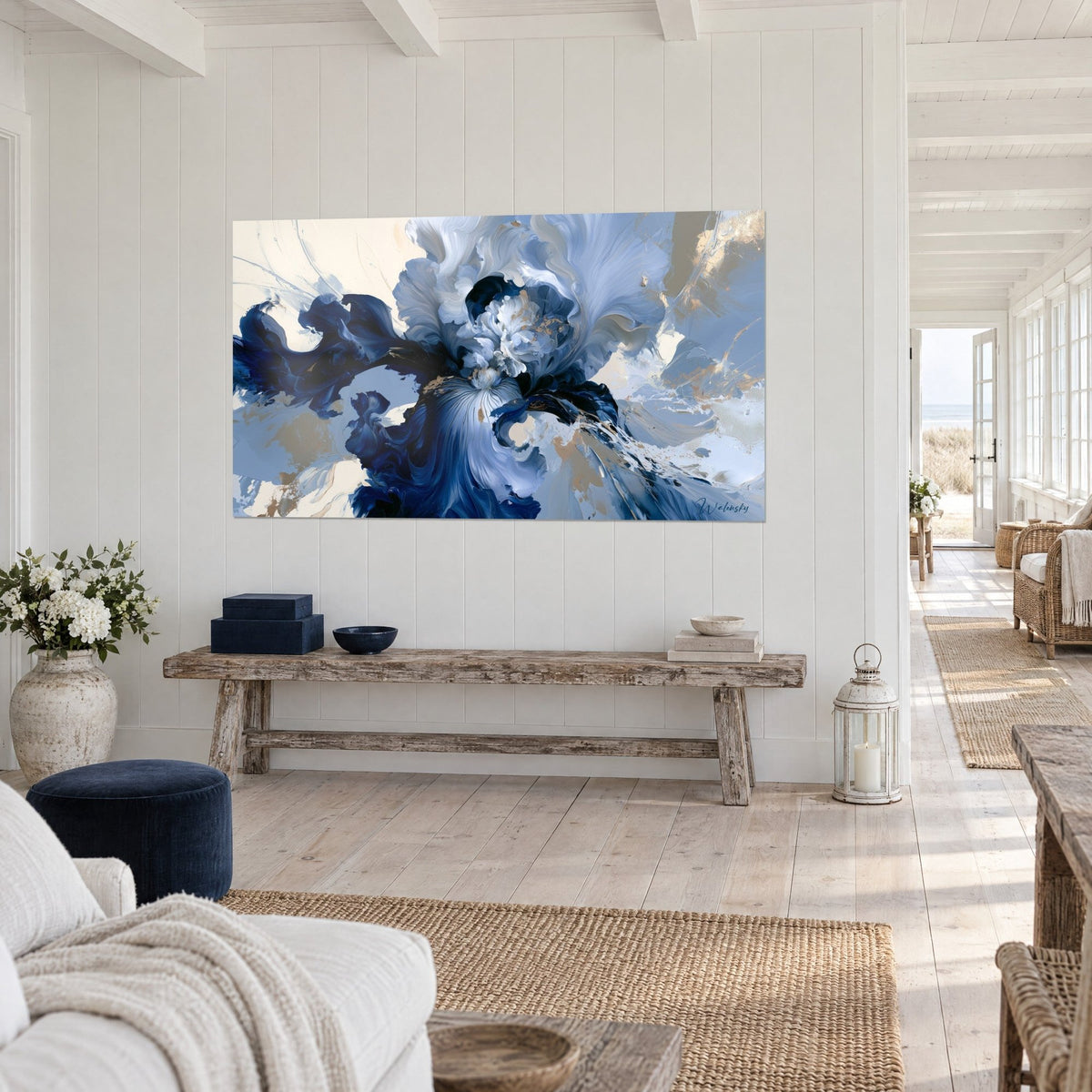 Quadro corolla vorticosa in blu notte e bianco ghiaccio, scintille dorate su fondo crema, panca in legno grezzo, casa sul mare