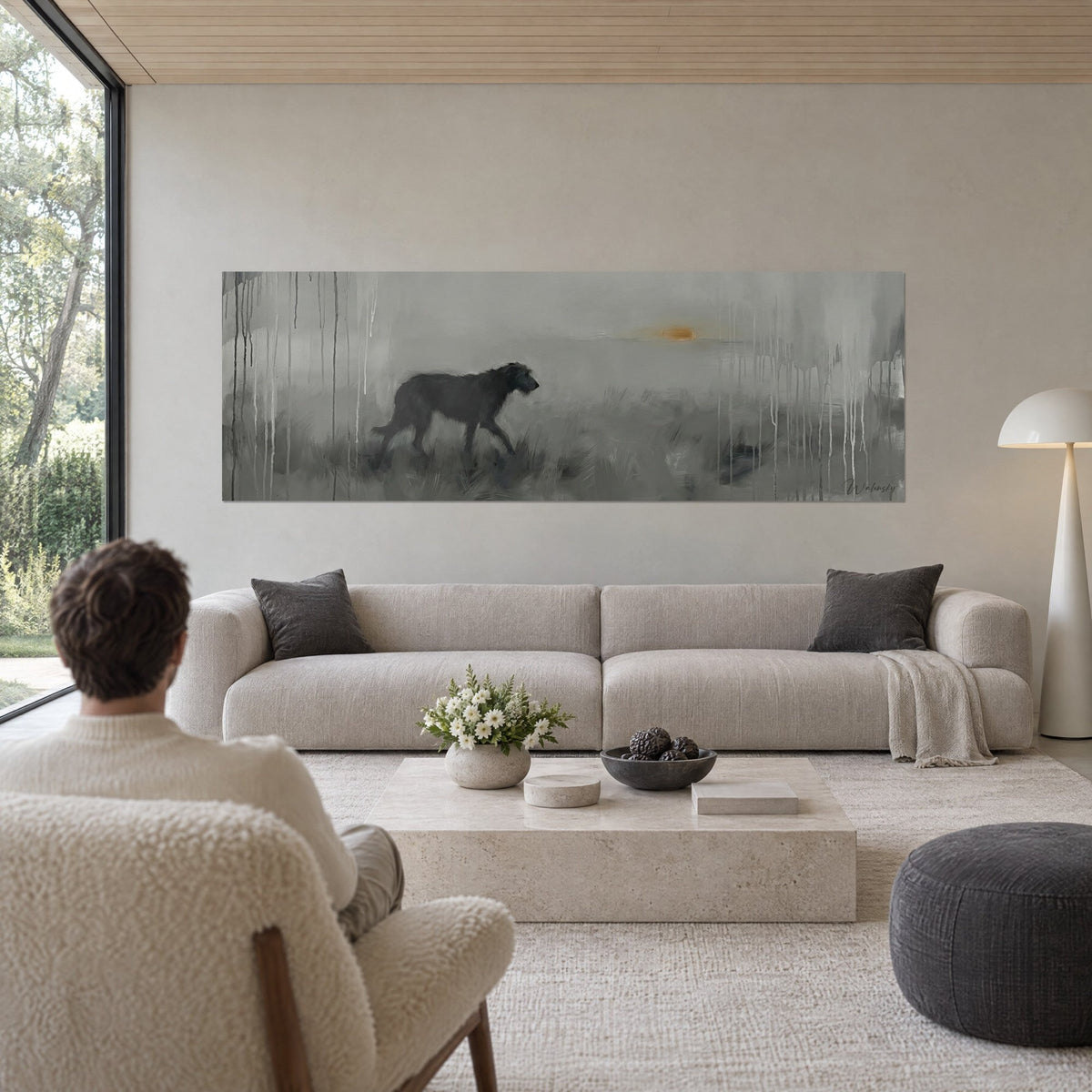 Πίνακας ενός γκρι ανθρακί Ιρλανδικού Wolfhound που περπατά μέσα στην ομίχλη, χλωμός πορτοκαλί ήλιος, πάνω από έναν καναπέ σε ένα φωτεινό σαλόνι