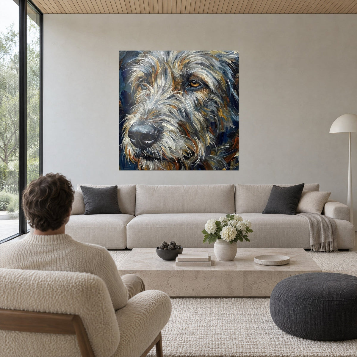 Tableau chien à poil dur gris perle, œil ambre perçant, coups de pinceau épais bleu nuit, au-dessus d'un canapé dans un salon lumineux